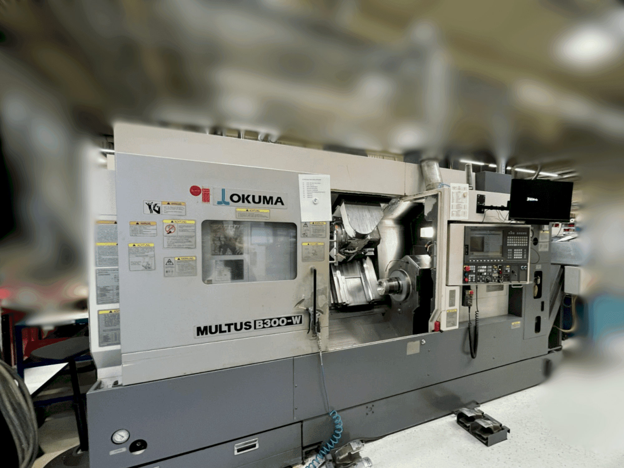 Vista frontale della macchina Okuma Multus B300-W