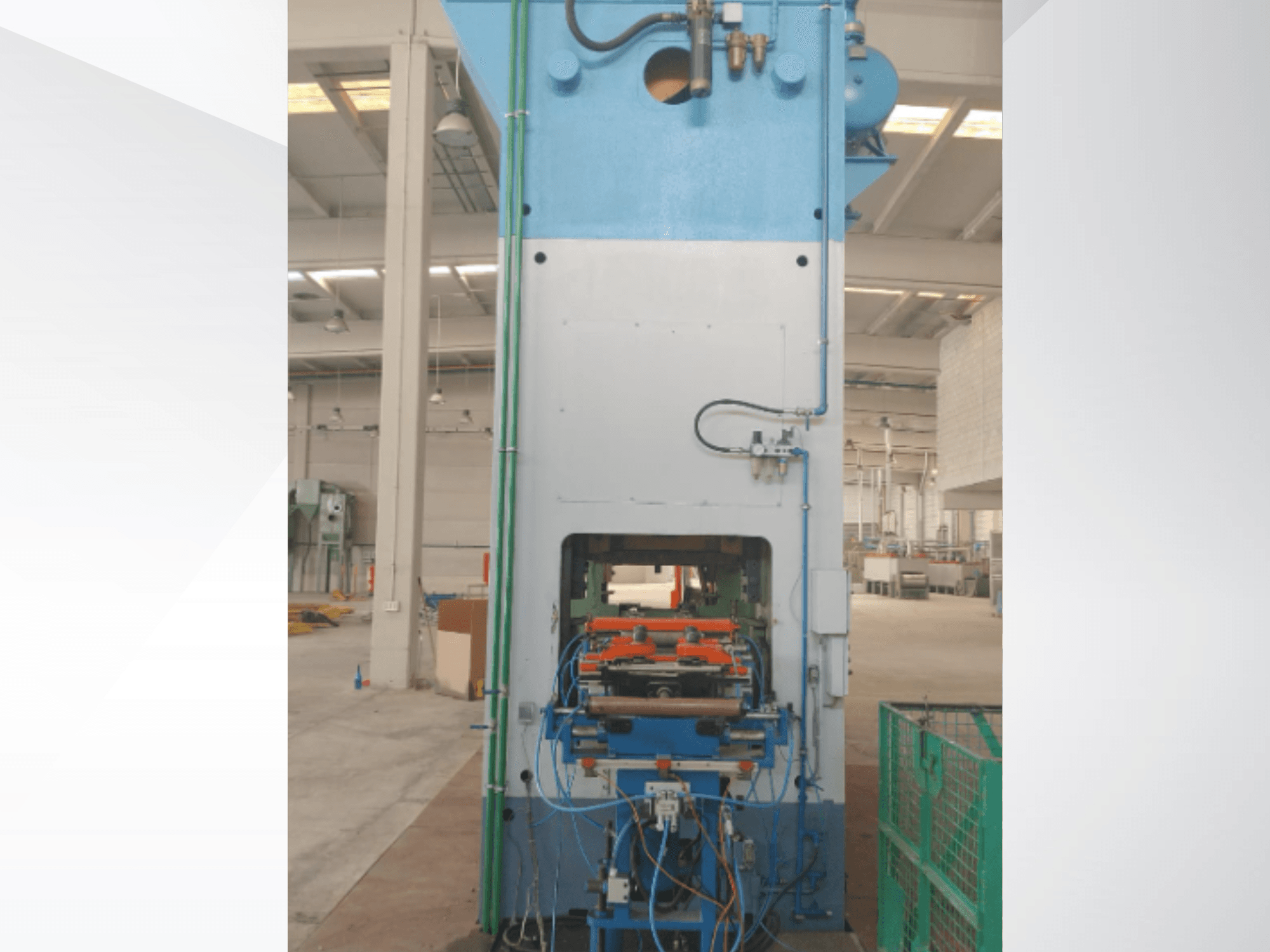 Pressa di tranciatura meccanica AIDA 315/2MR/LD/TE 3, vista frontale che mostra il pannello di controllo e le linee idrauliche in un ambiente di fabbrica.