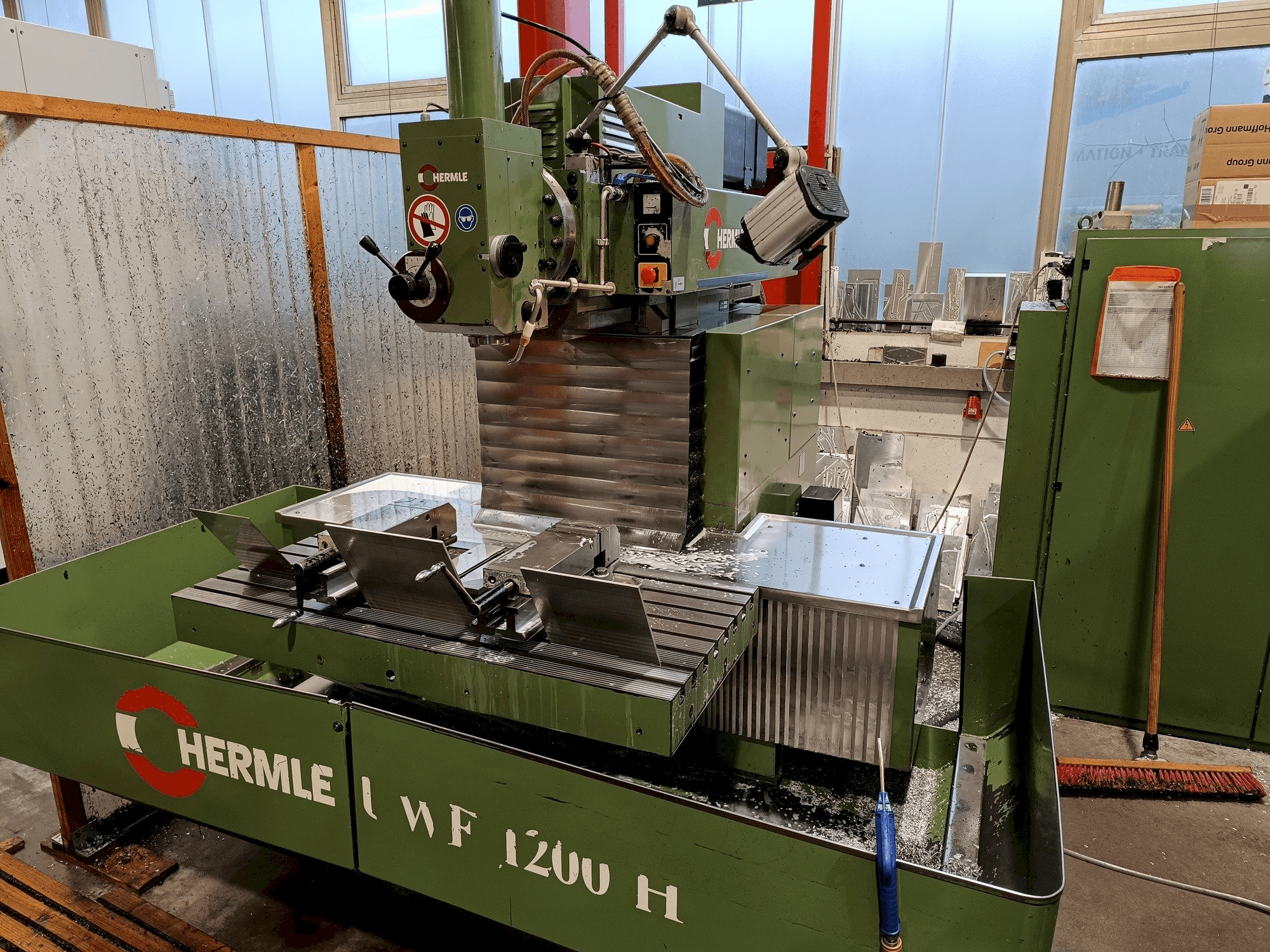 Vista frontale della macchina HERMLE UWF1200