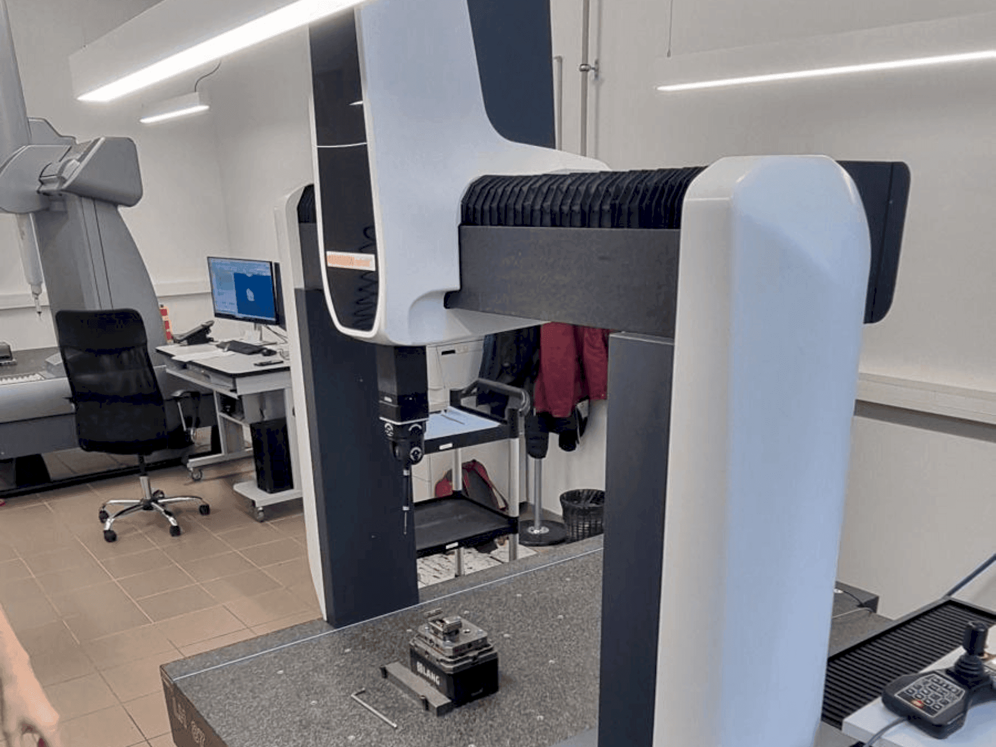 Vista frontale della macchina Wenzel LH87