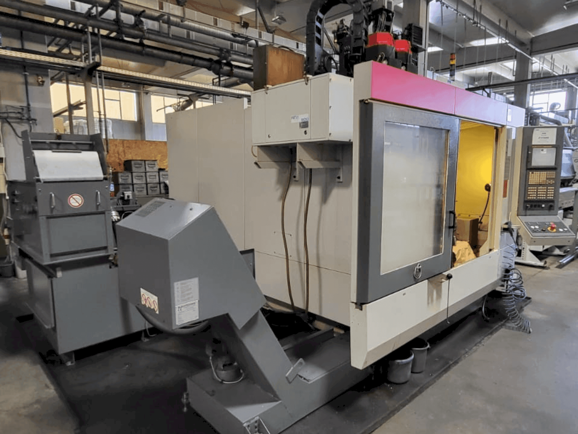 Vista frontale della macchina STAMA MC526