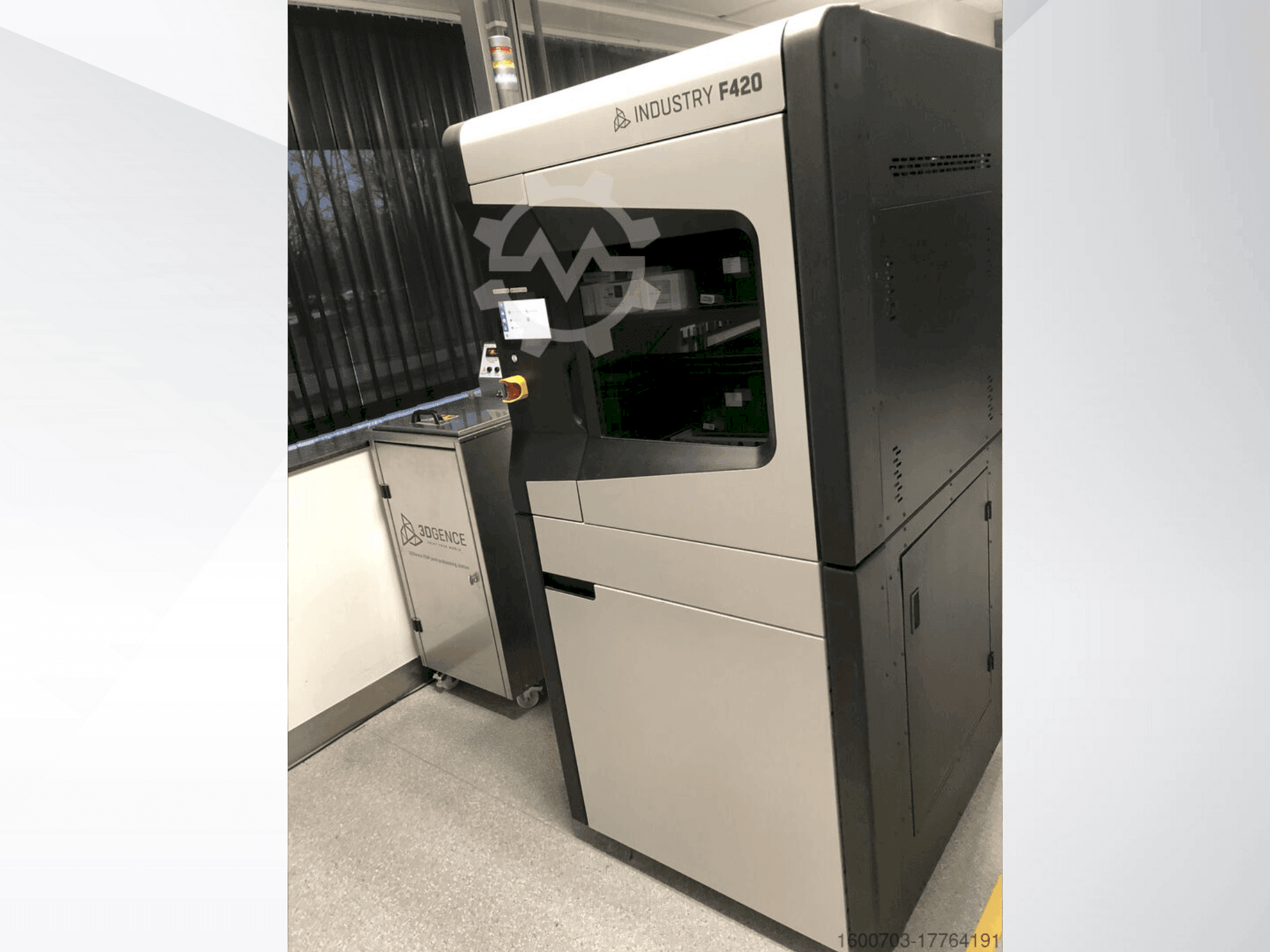 Vista frontale della macchina 3DGENCE Industry F420