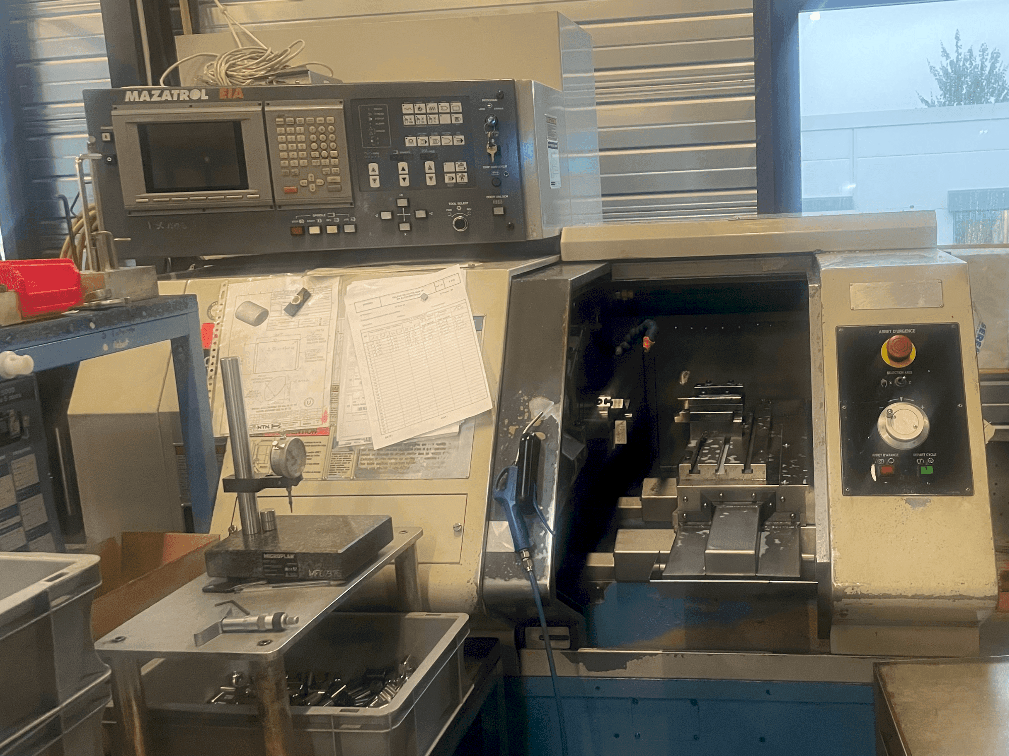 Vista frontale della macchina Mazak QT6 T (2007)+MAZAK QT6 G (2002)+1 LNS Hydrobar mini sprint