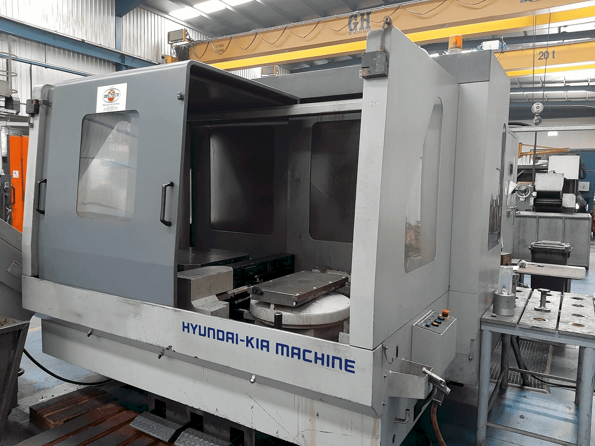 Vista frontale della macchina Hyundai KH-63G