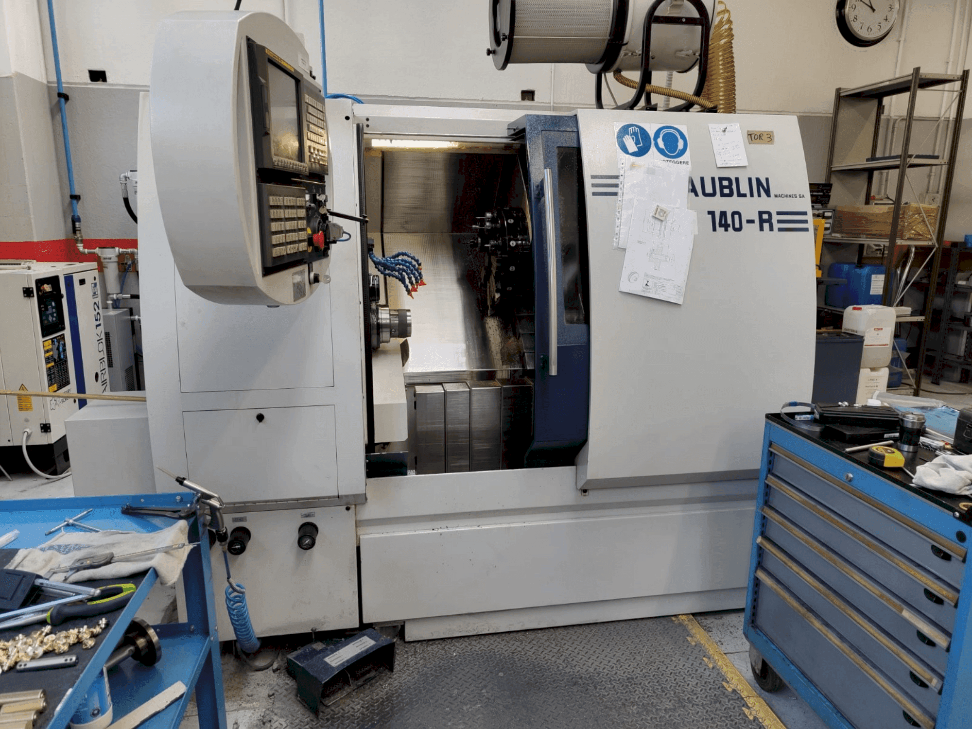 Vista frontale della macchina SCHAUBLIN 140R CNC