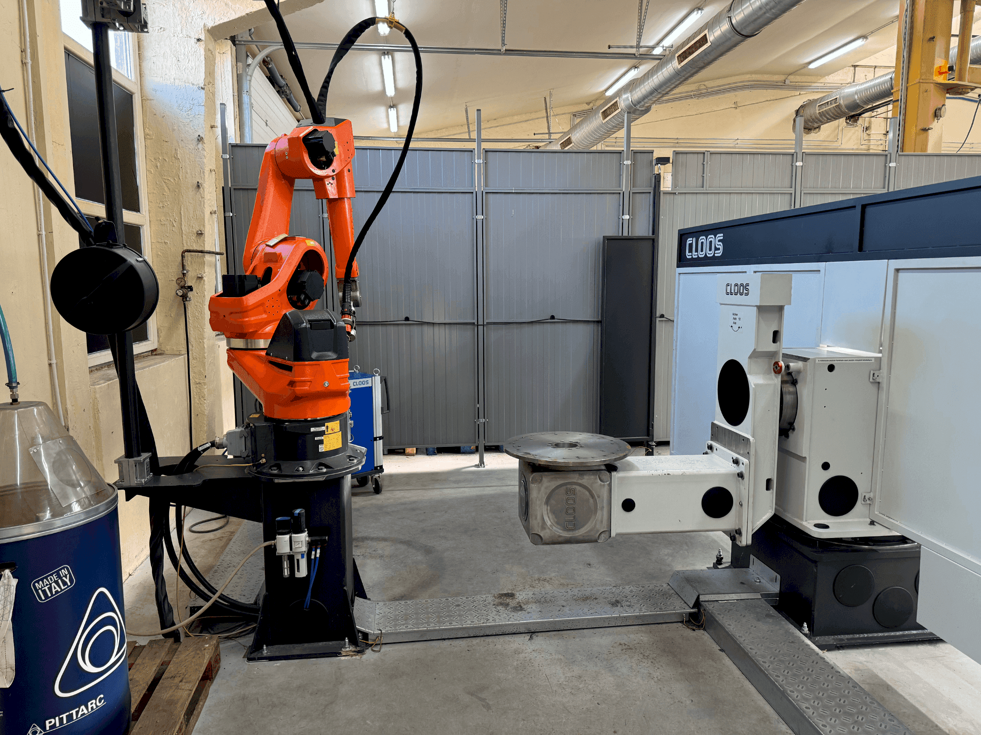 Vista frontale della macchina CLOOS QIROX CS-50