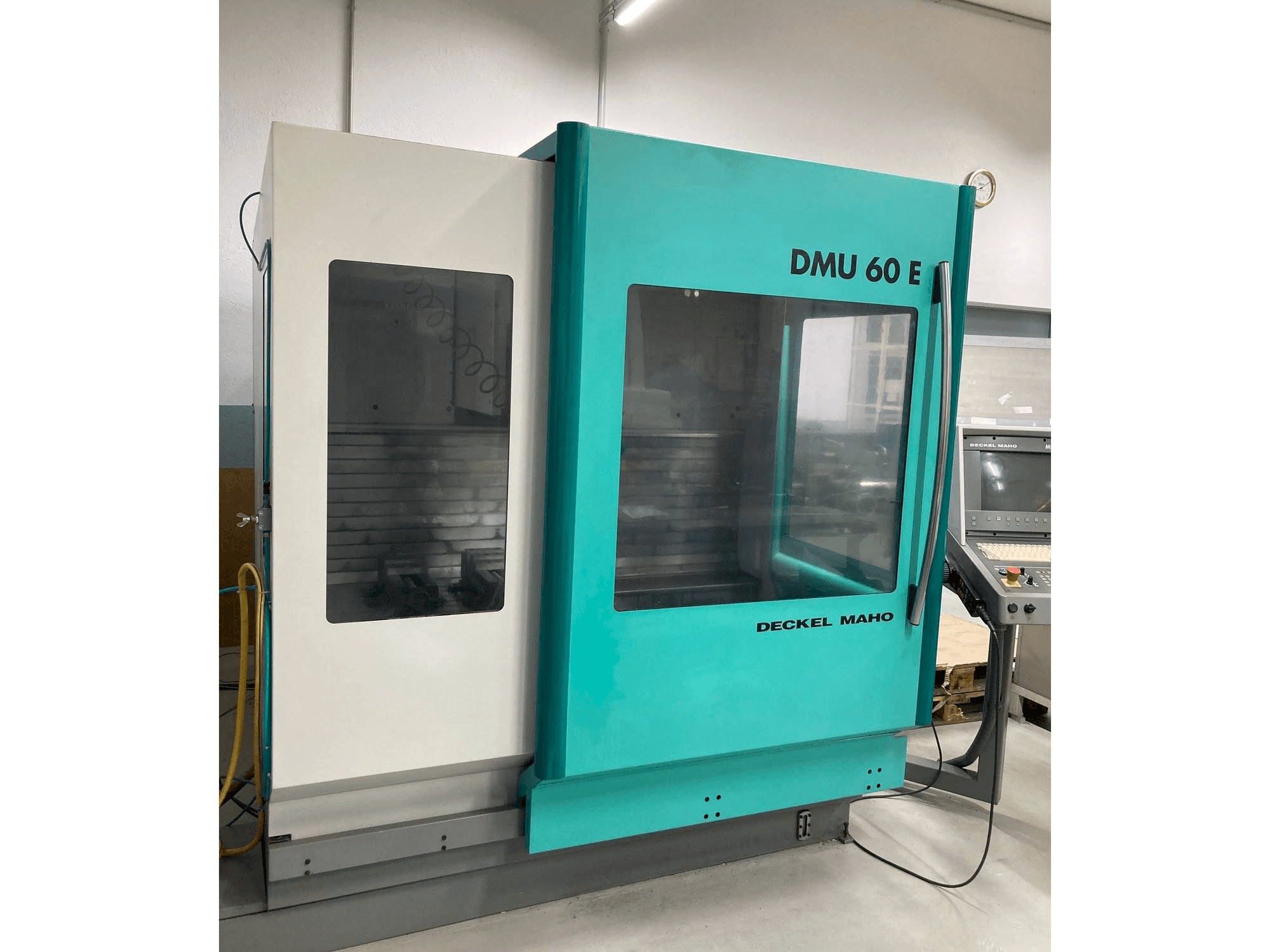 Vista frontale della macchina DECKEL MAHO DMU 60 E