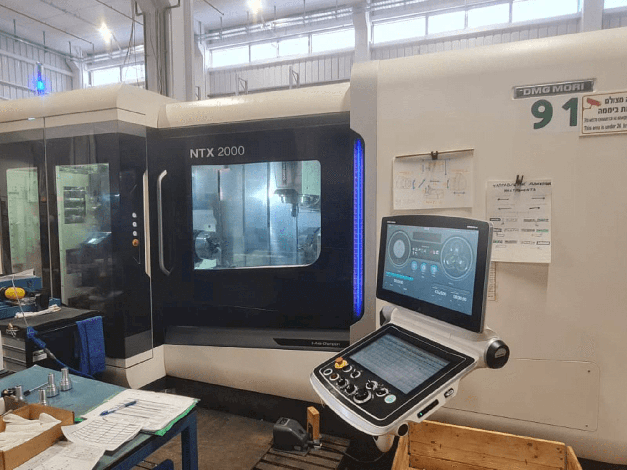 Vista frontale della macchina DMG MORI NTX 2000