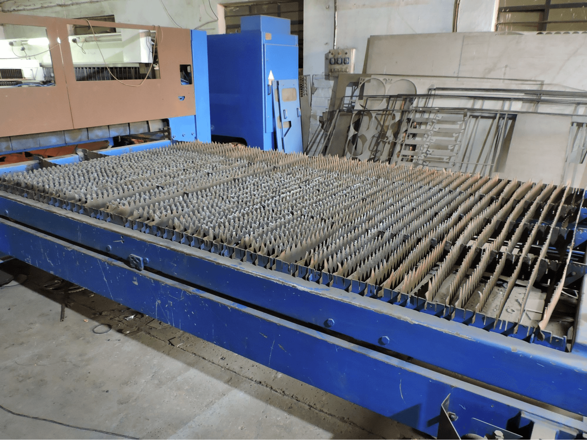 Vista lato sinistro della macchina Trumpf Trumatic L4030