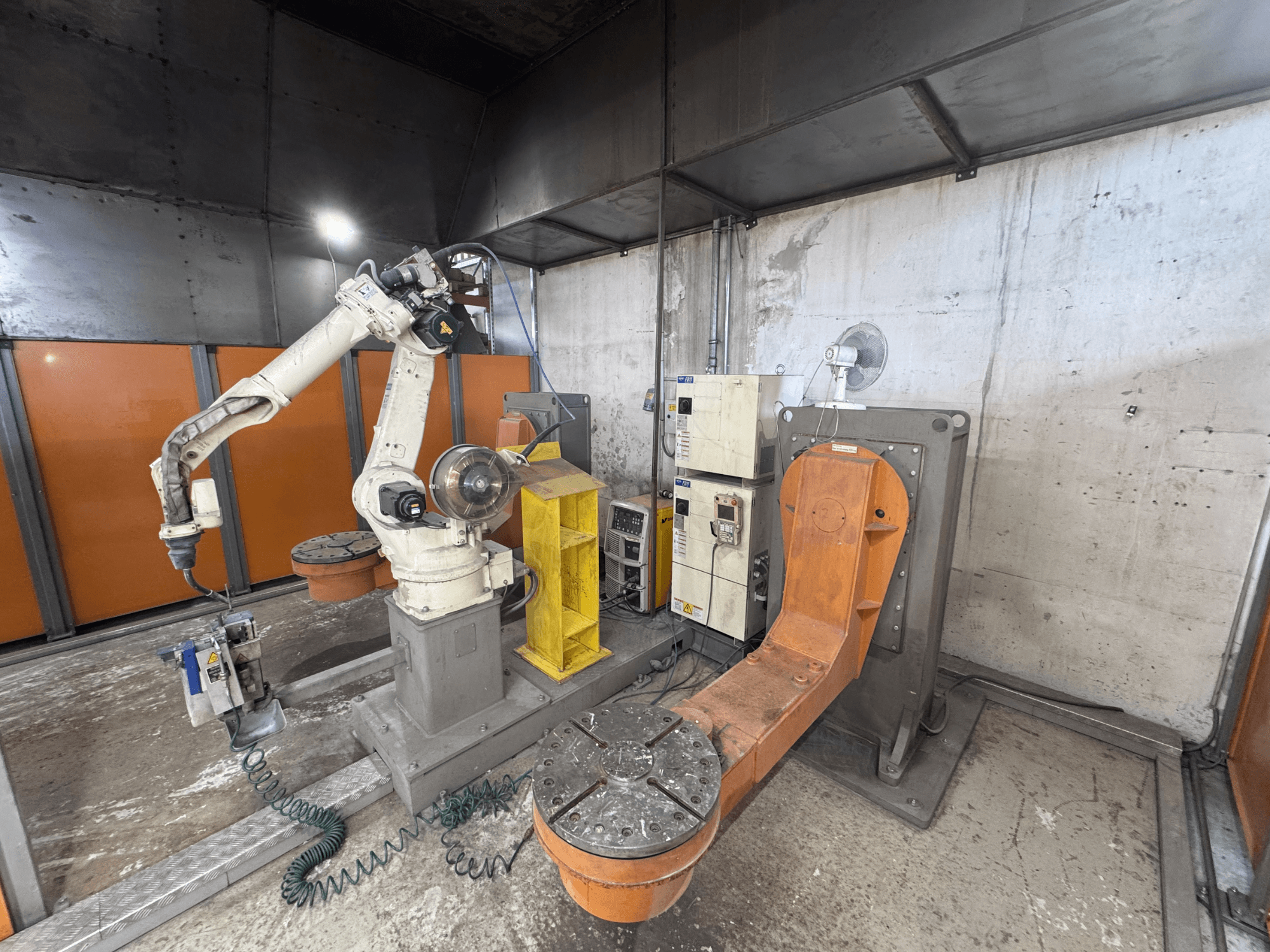 Braccio robotico DAIHEN VARSTROJ FD-B4L 1GM/2DM in ambiente industriale, vista laterale con pannello di controllo e base girevole visibili.