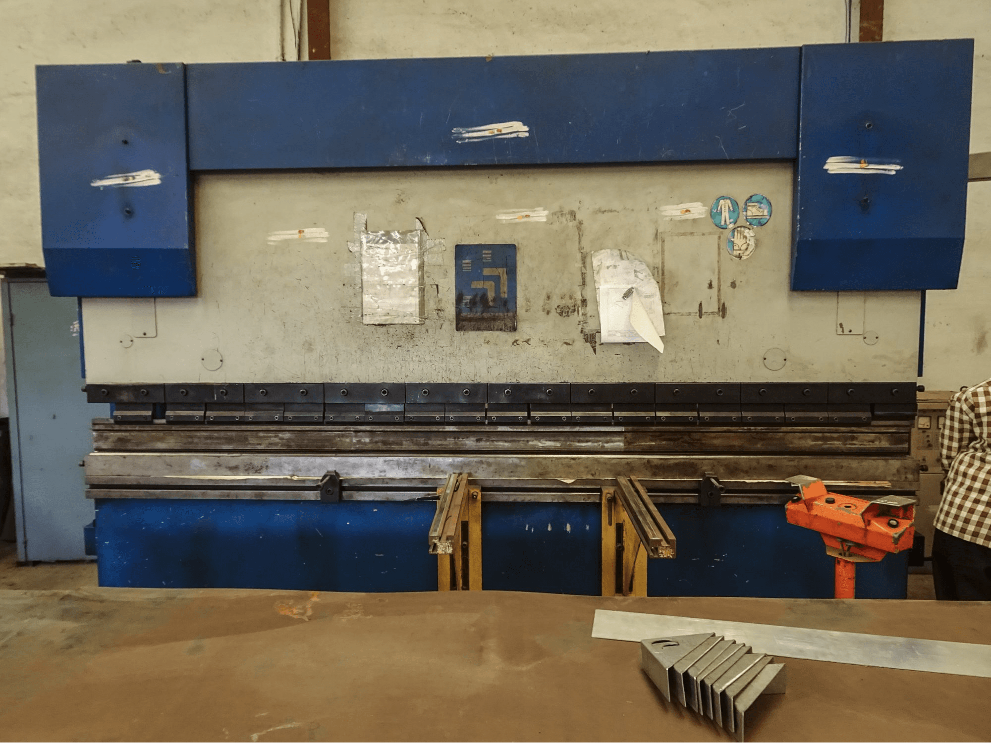 Vista frontale della macchina Hindustan Hydraulics EHP 110