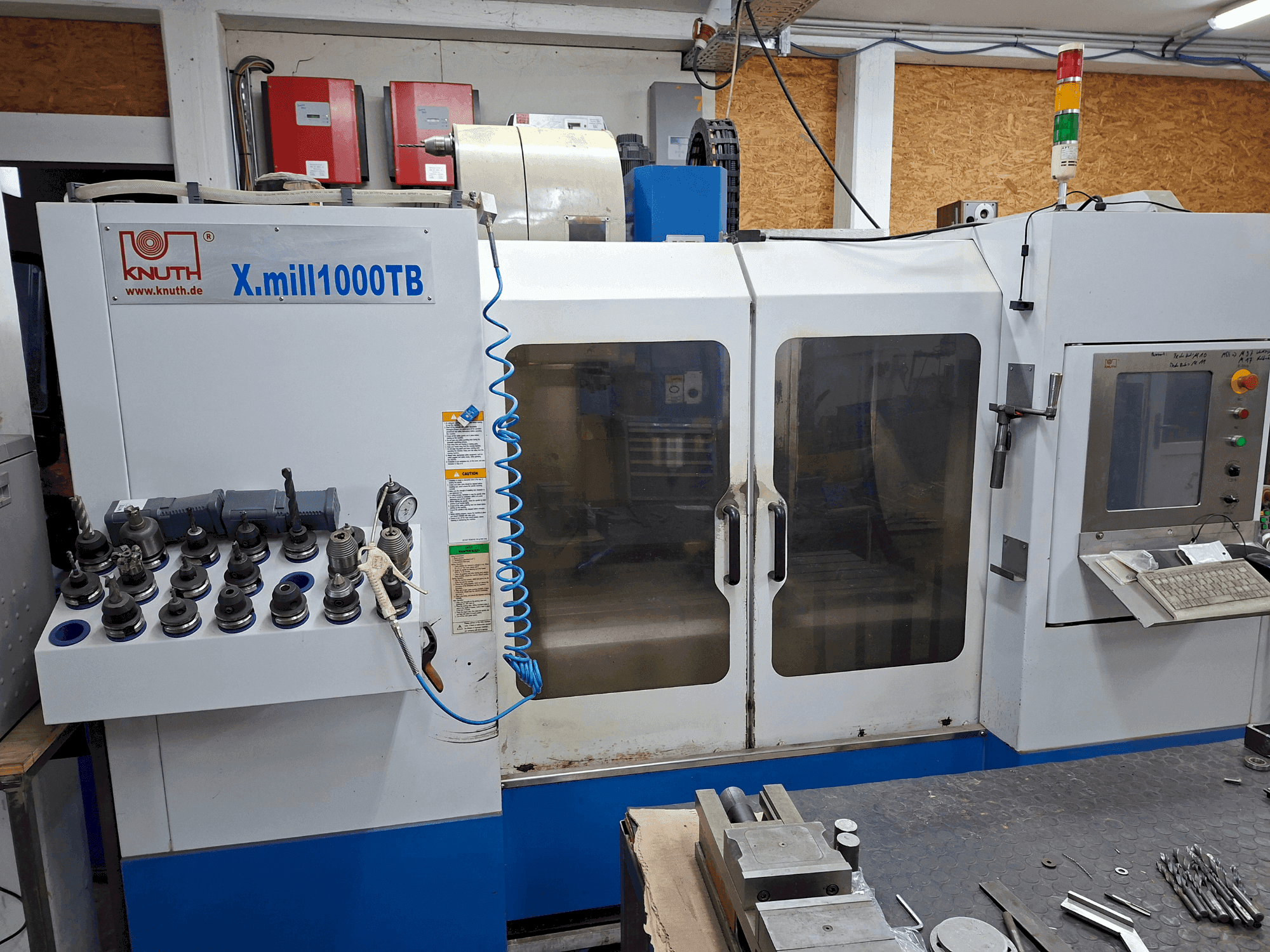 Vista frontale della macchina KNUTH XMill 1000 TB