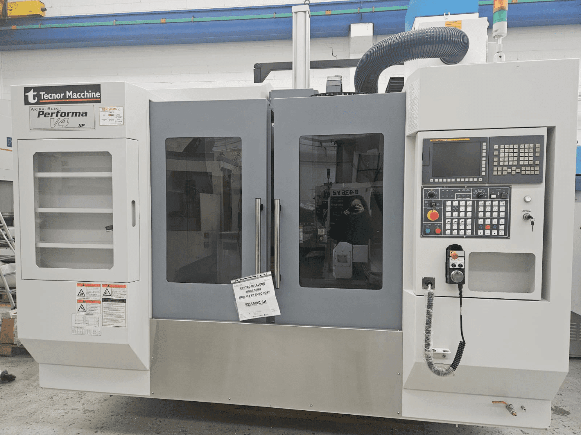 Vista frontale della macchina Akira Seiki Performa V 4 XP