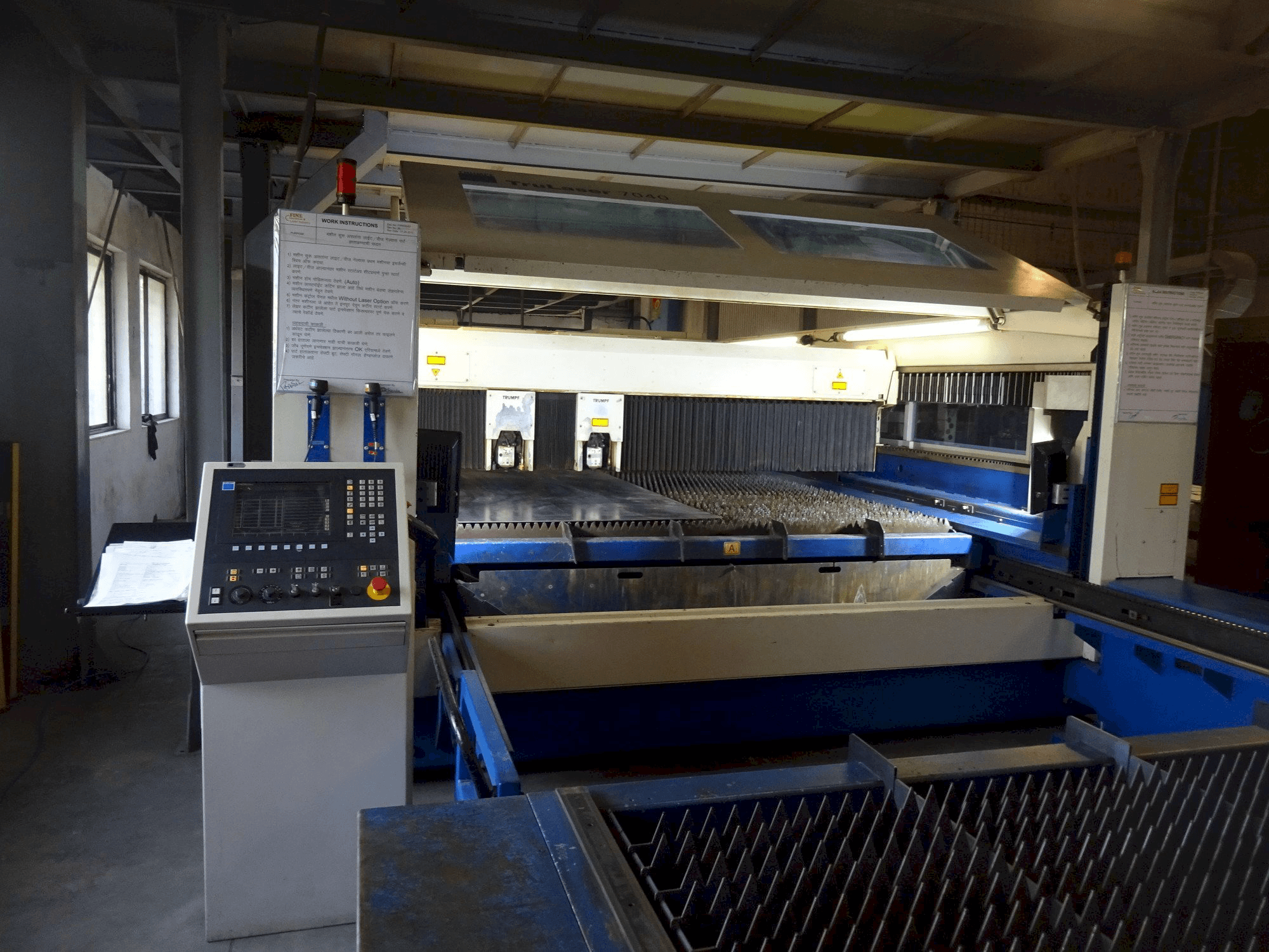 Vista frontale della macchina Trumpf TruLaser 7040
