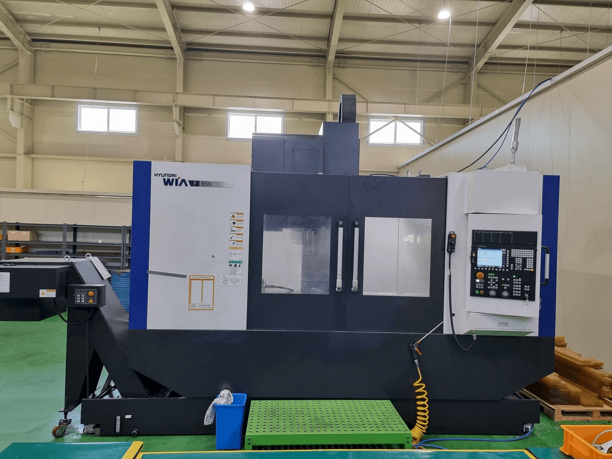 Vista frontale della macchina Hyundai Wia F850