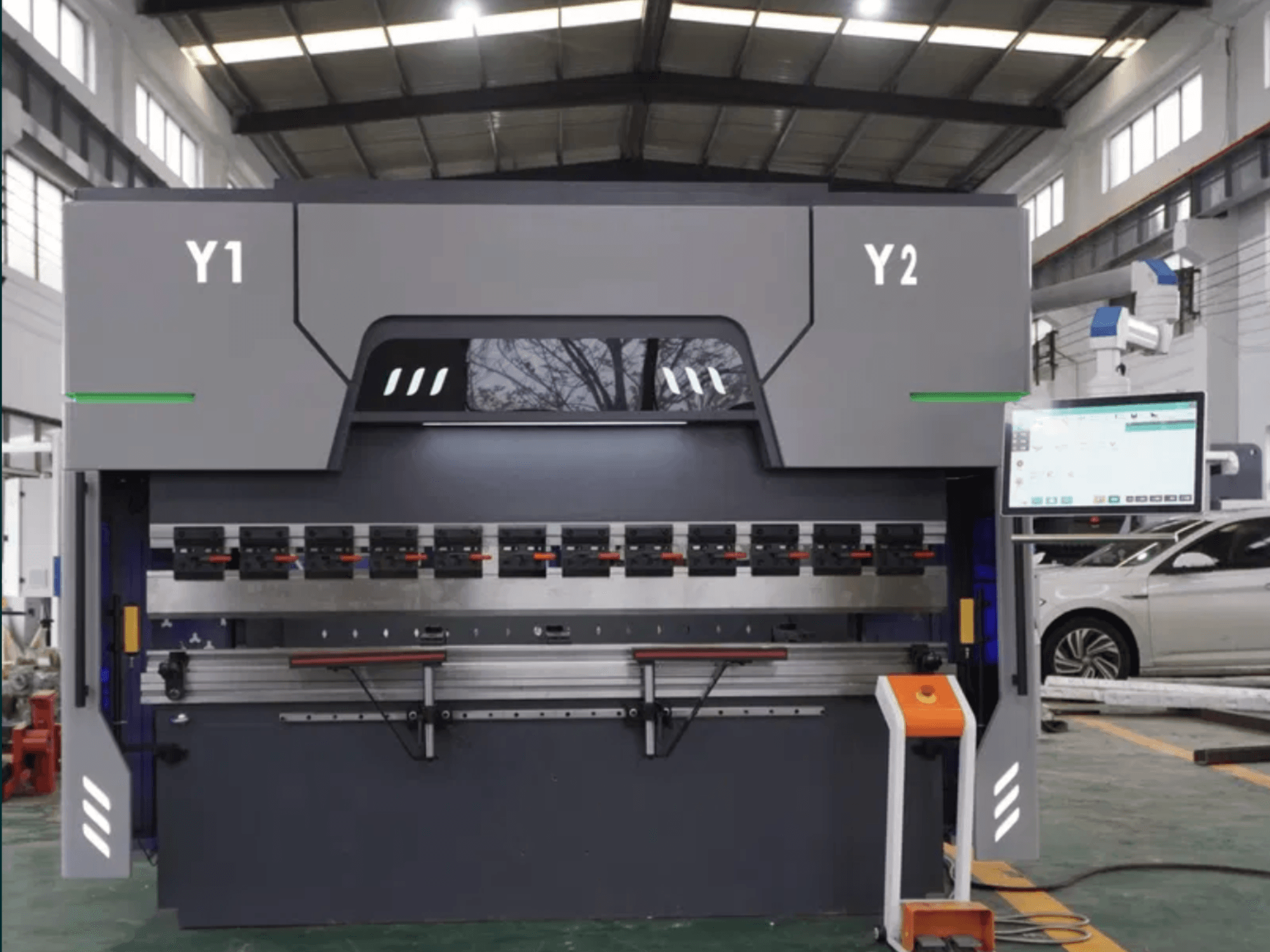 Vista frontale della pressa piegatrice CNC DAMAMT WC67K 63T/2500, con pannello di controllo, utensili di piegatura e struttura metallica.