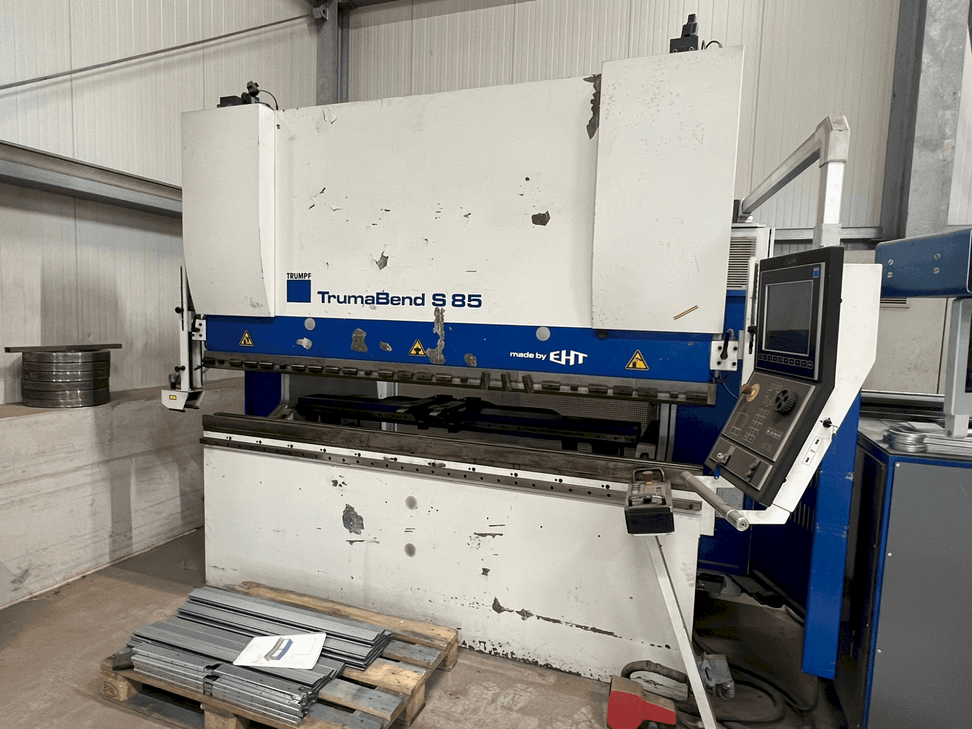 Vista frontale della macchina TRUMPF TrumaBend S 85 - 25