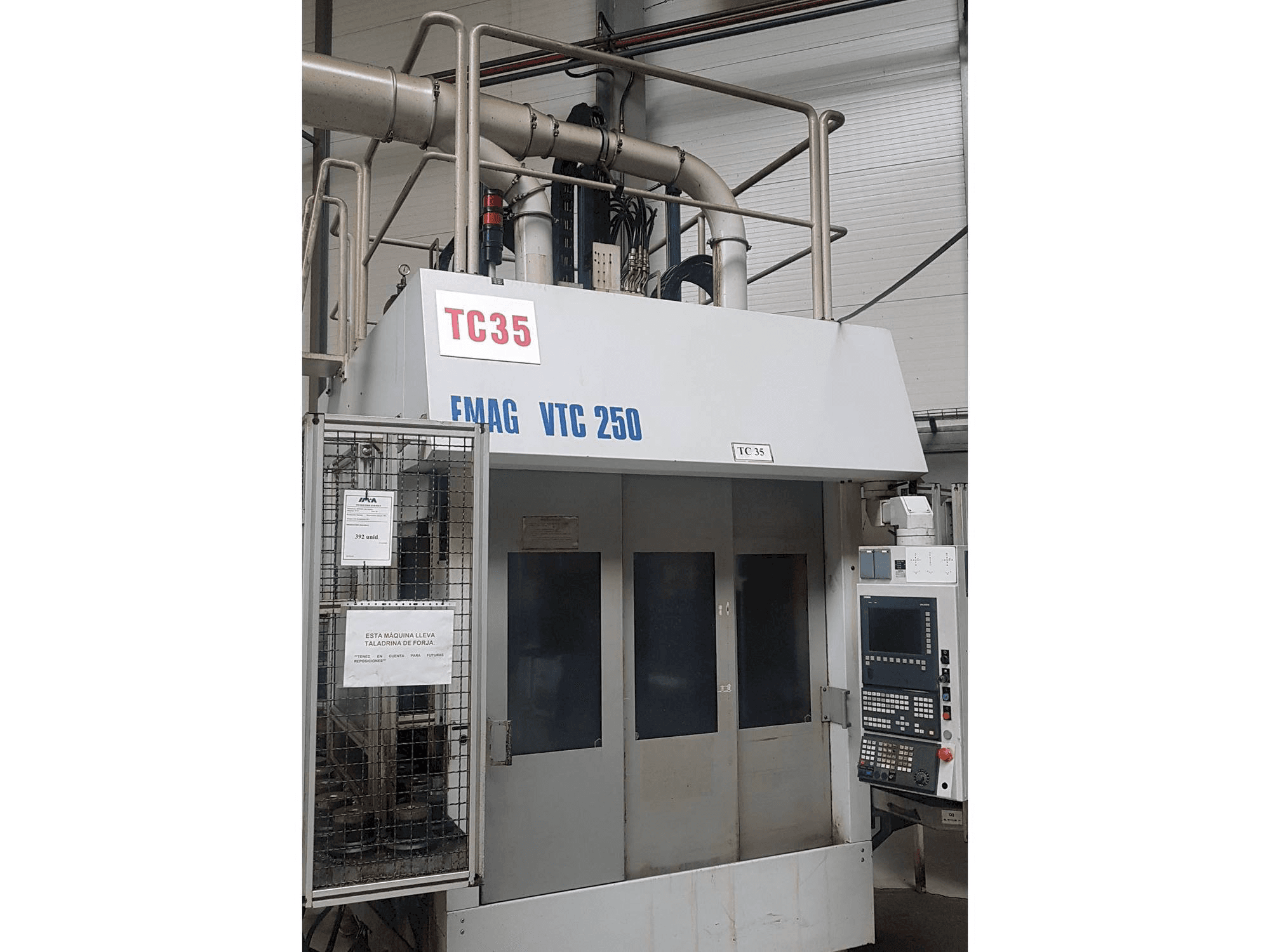 Vista frontale della macchina EMAG VTC 250