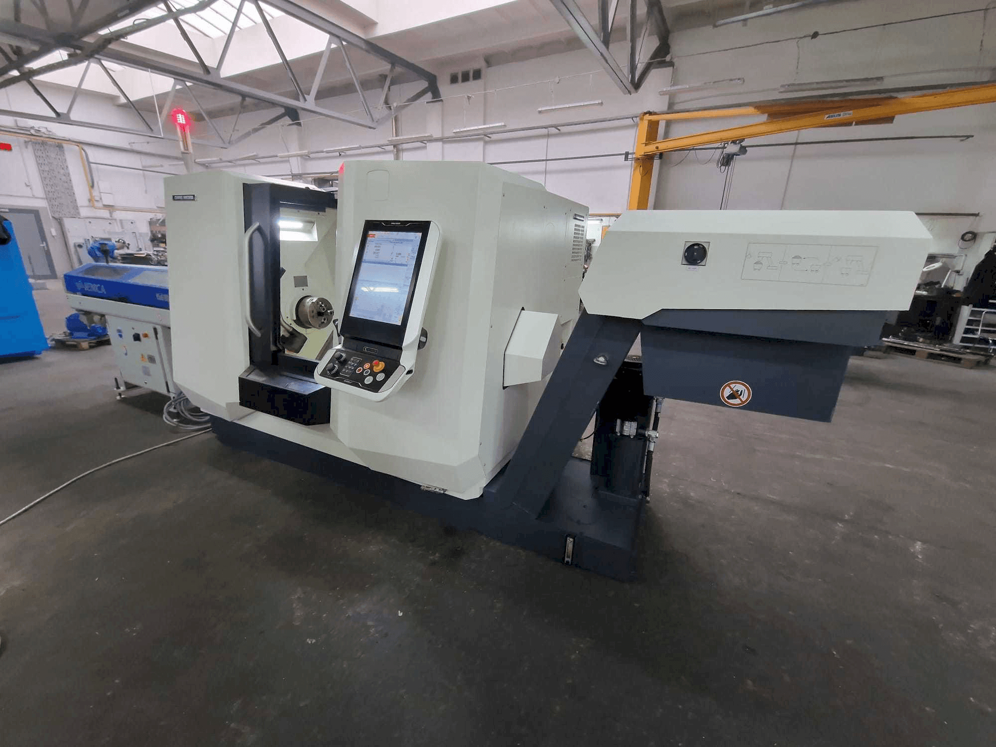 Vista frontale della macchina DMG MORI CLX 350 V6