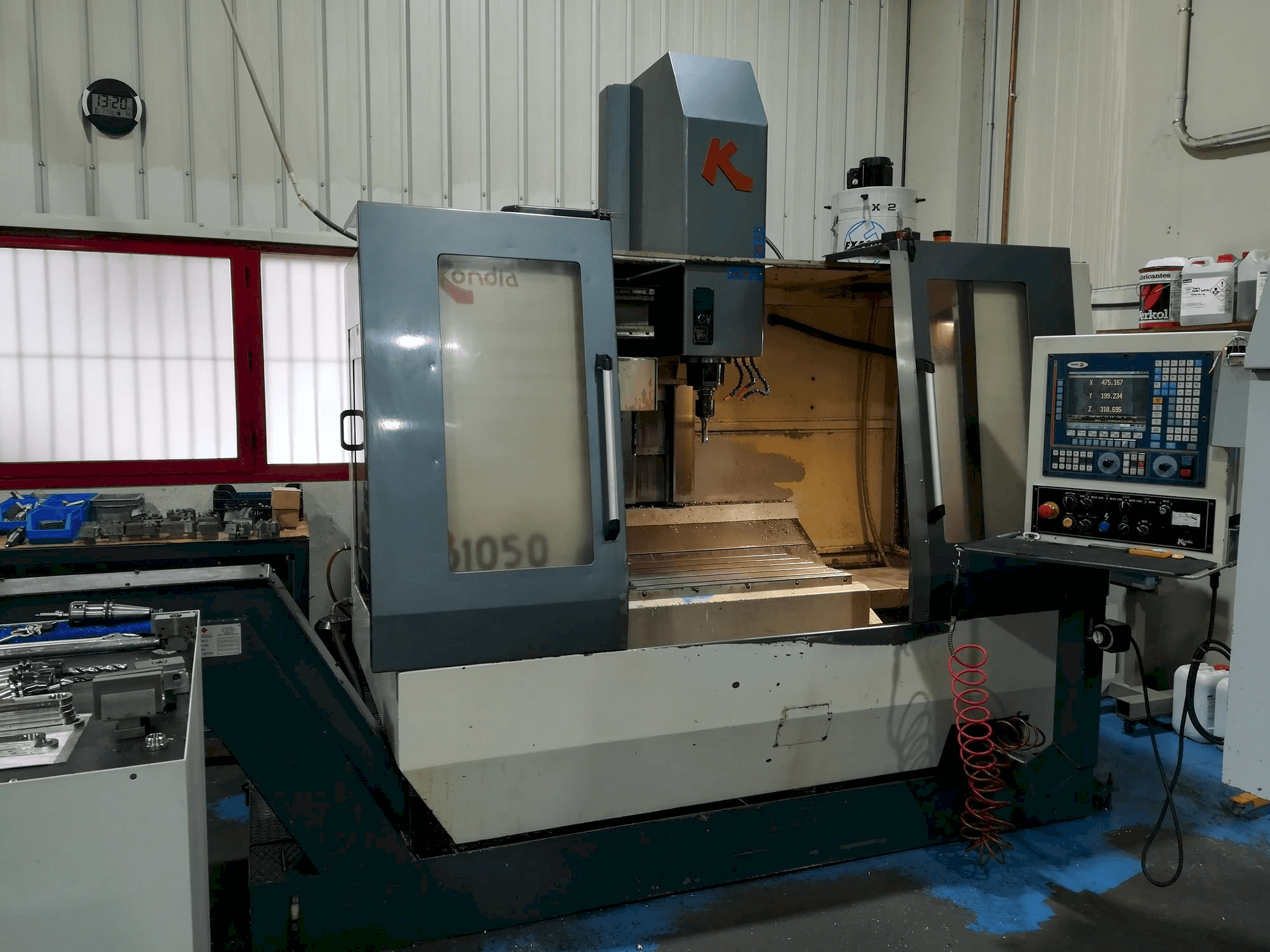 Vista frontale della macchina KONDIA B1050