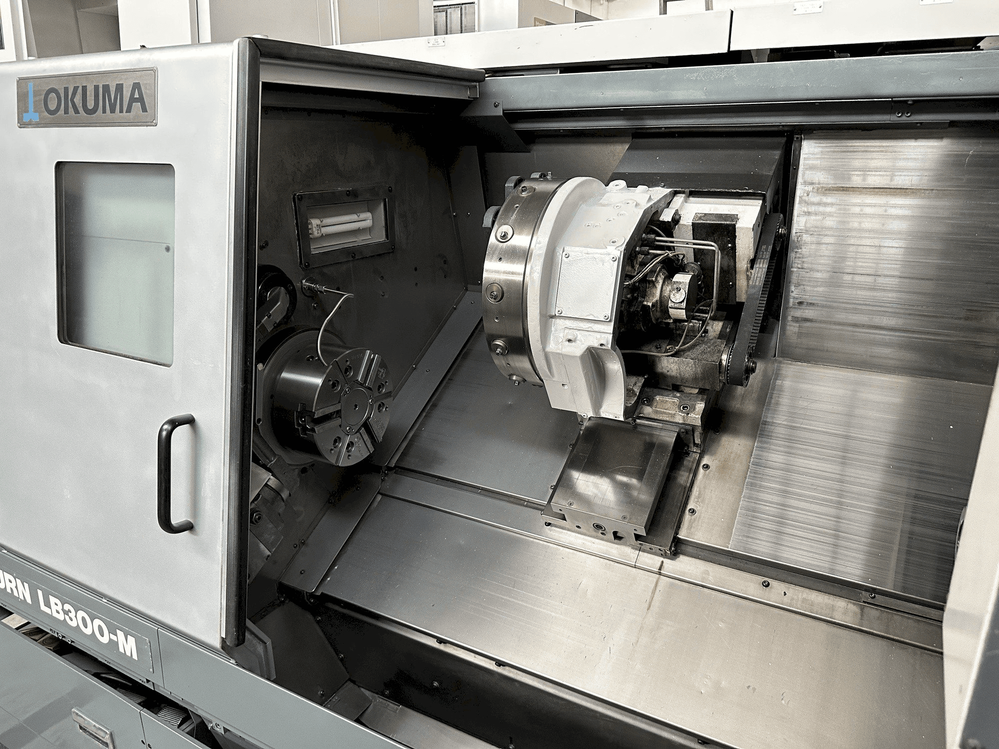 Area di lavoro della macchina Okuma LB 300 MC