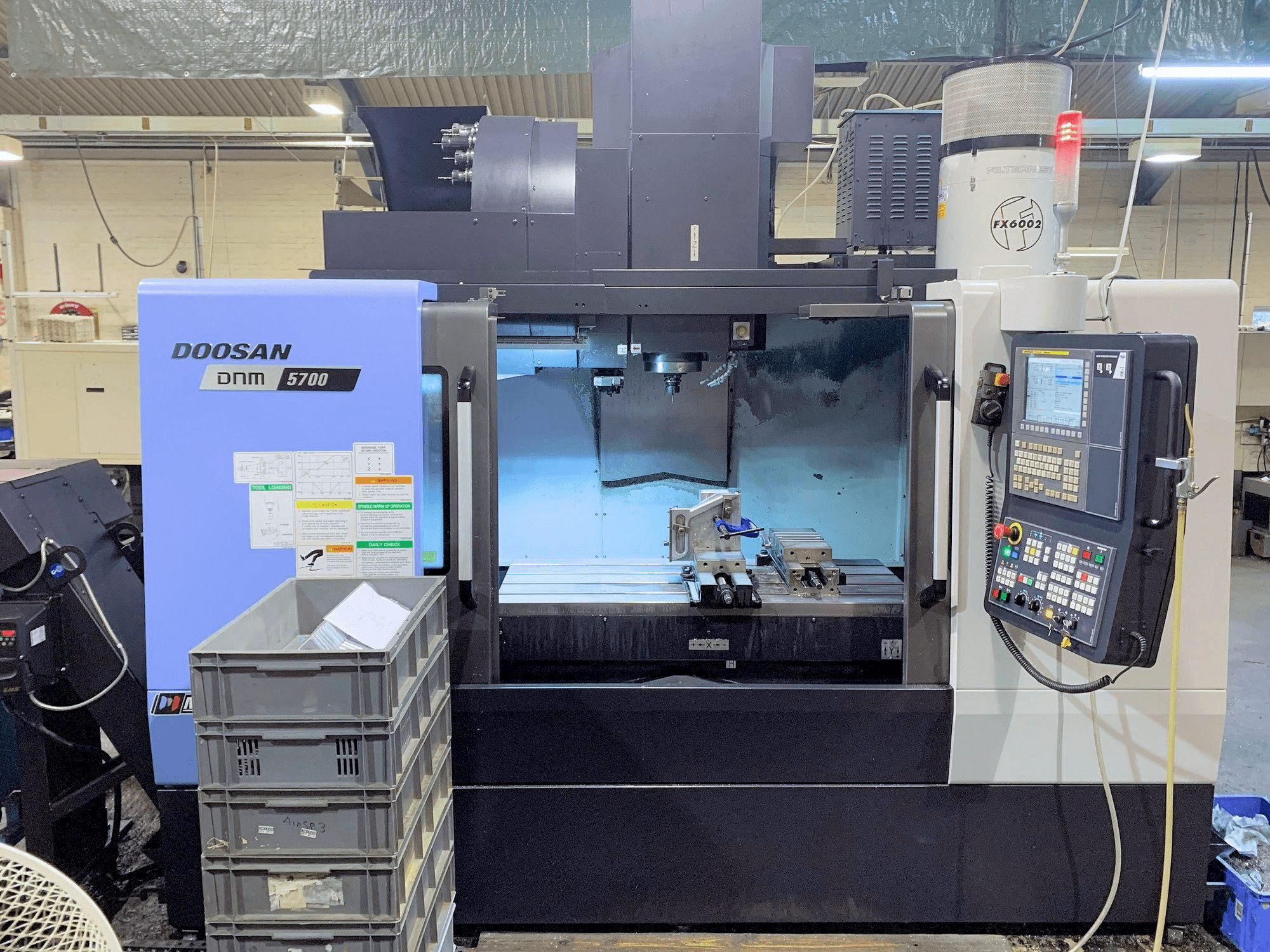 Vista frontale della macchina Doosan DNM 5700