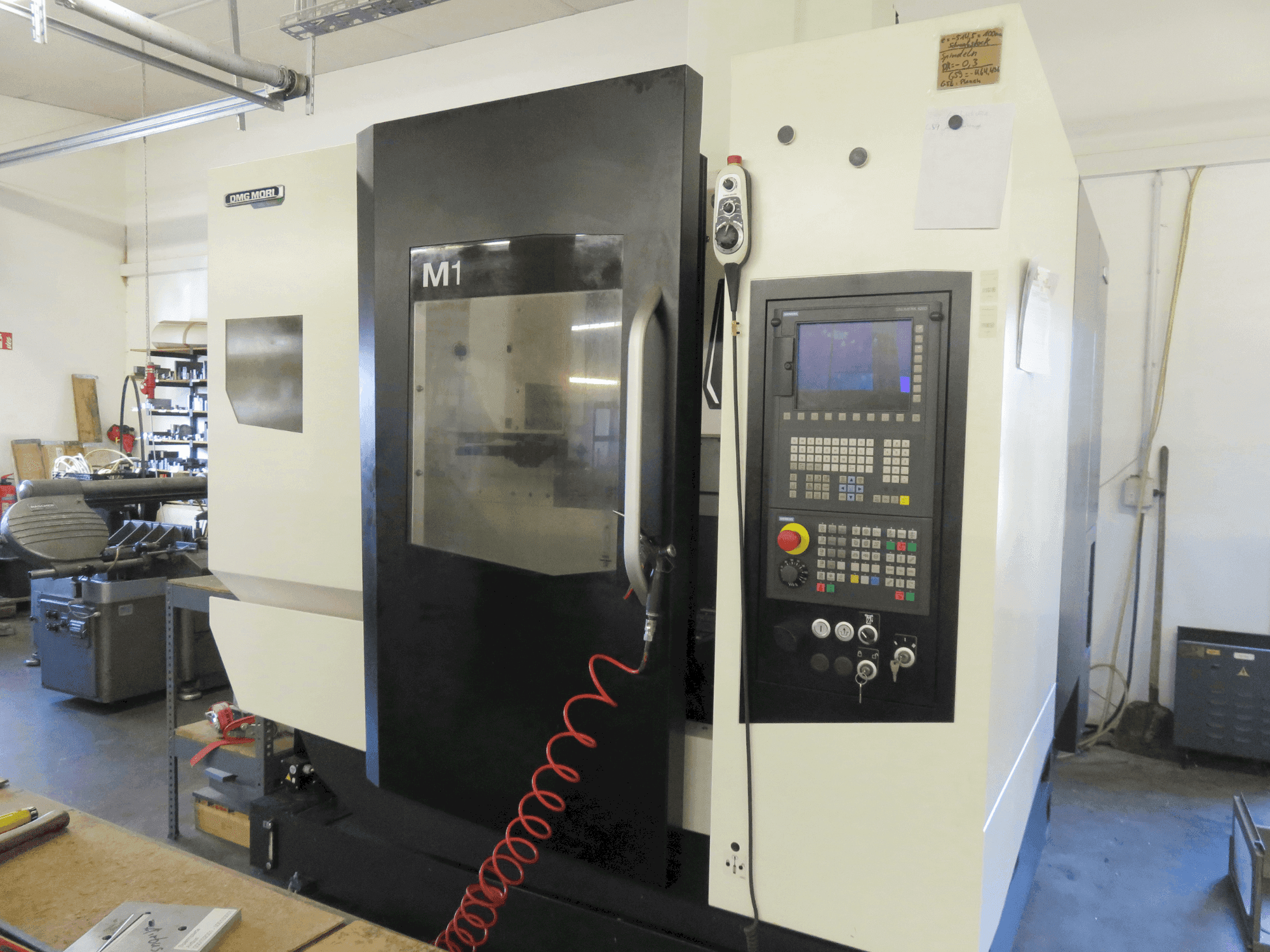 Vista frontale della macchina DMG MORI M1