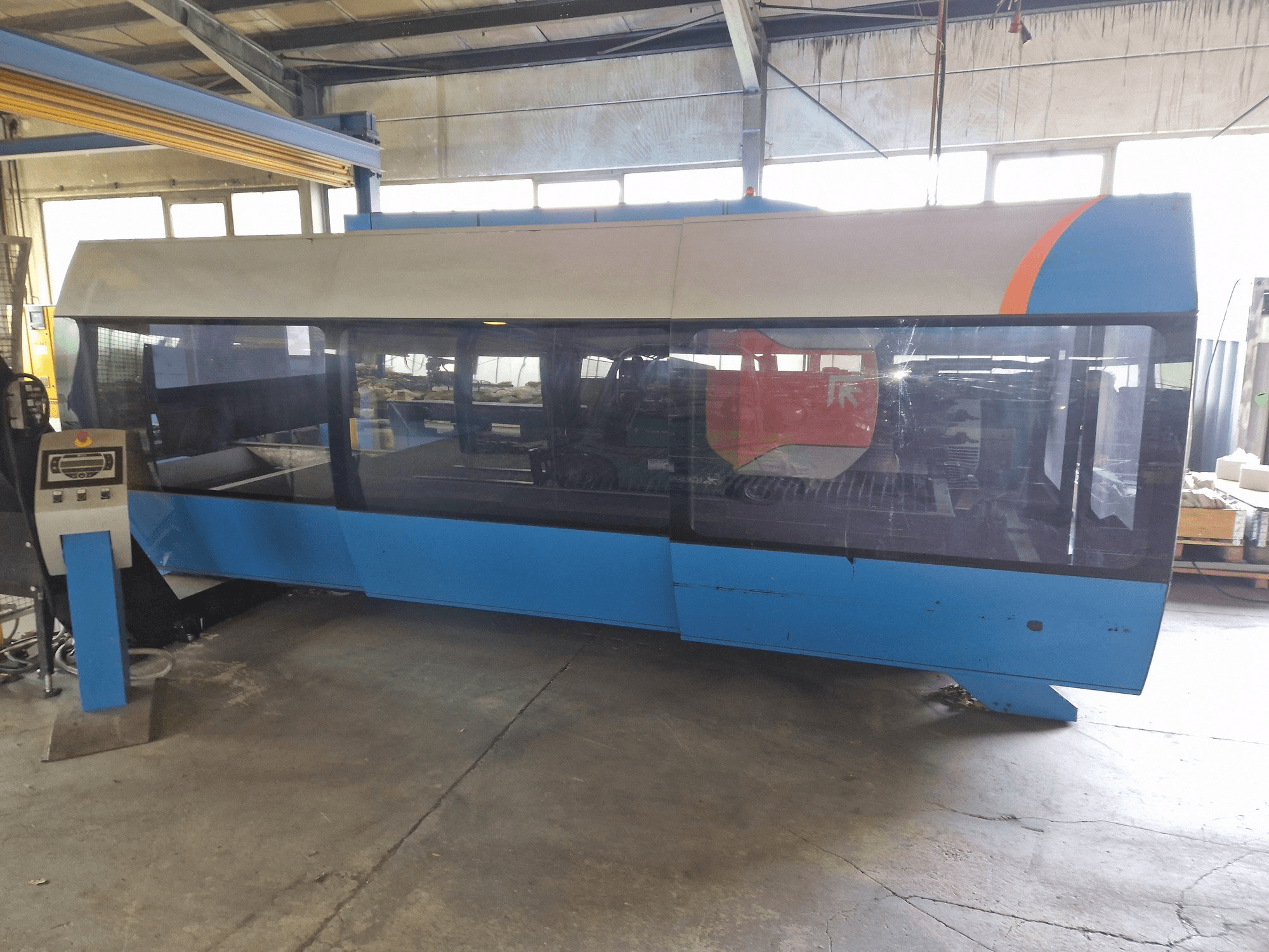 Vista frontale della macchina Prima Power CP 4000 Zaphiro