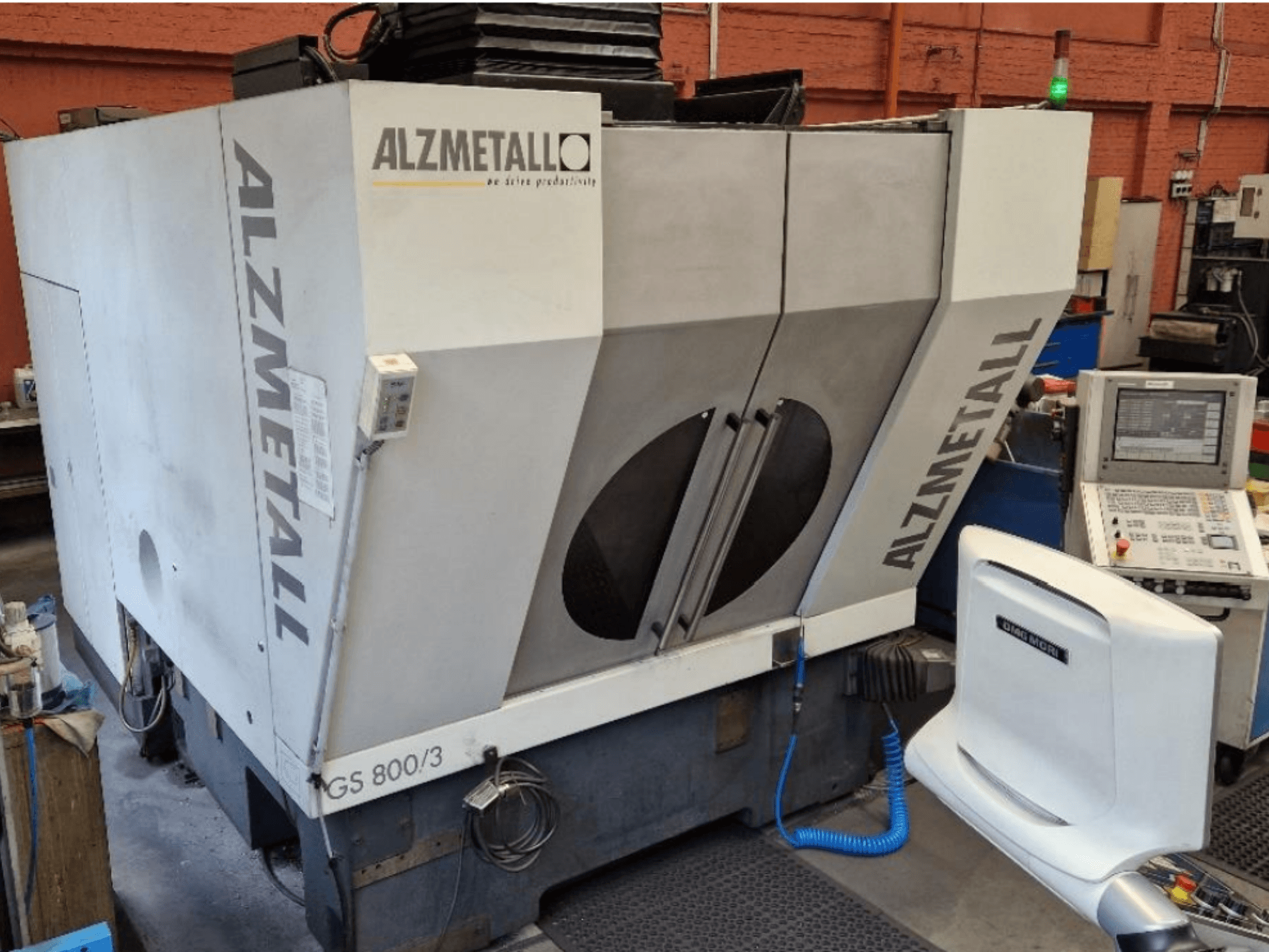 Centro di lavorazione verticale Alzmetall GS 800/3, vista frontale che mostra il corpo macchina e il pannello di controllo.