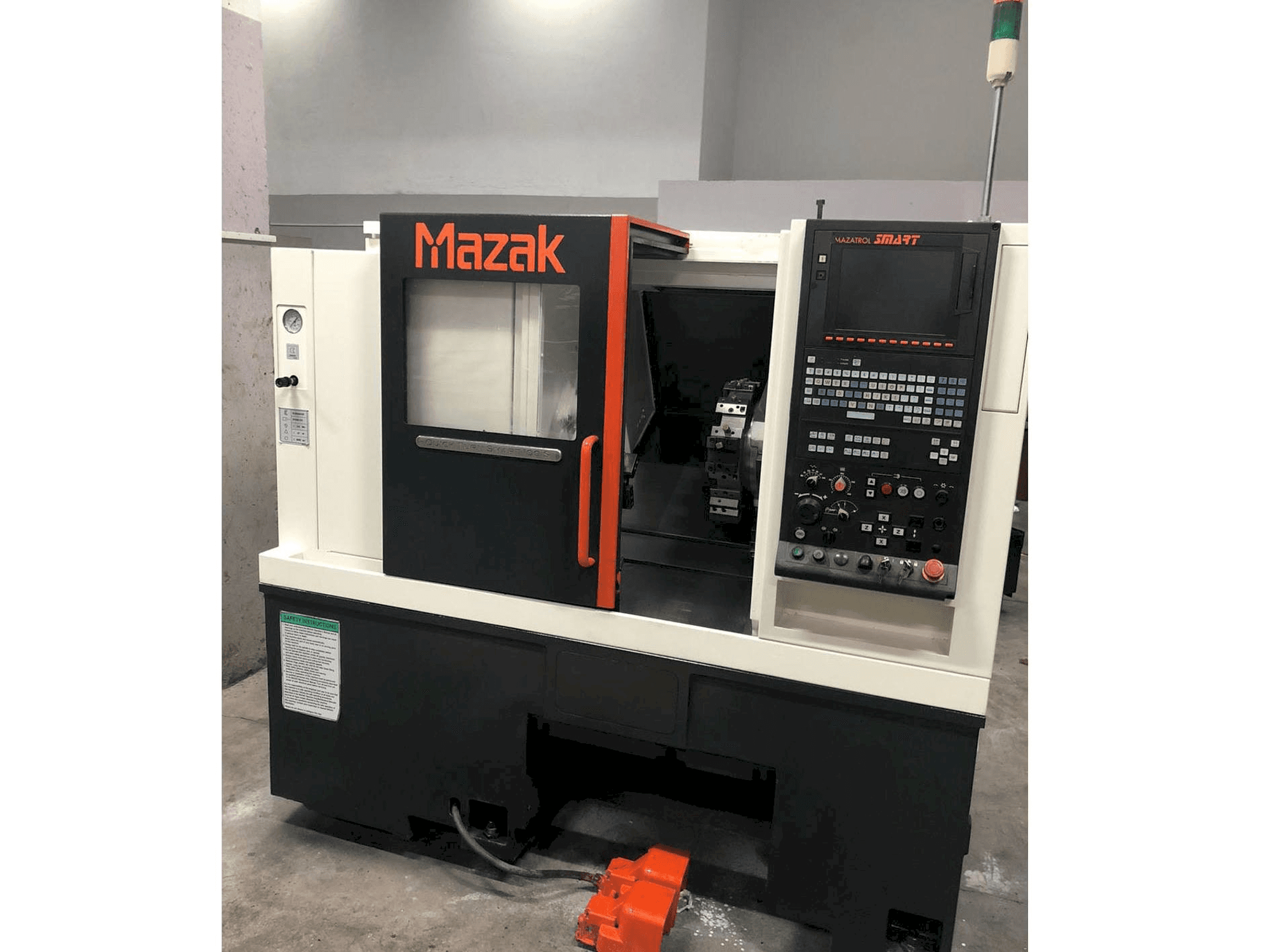 Vista frontale della macchina Mazak Quick Turn Smart 100 S