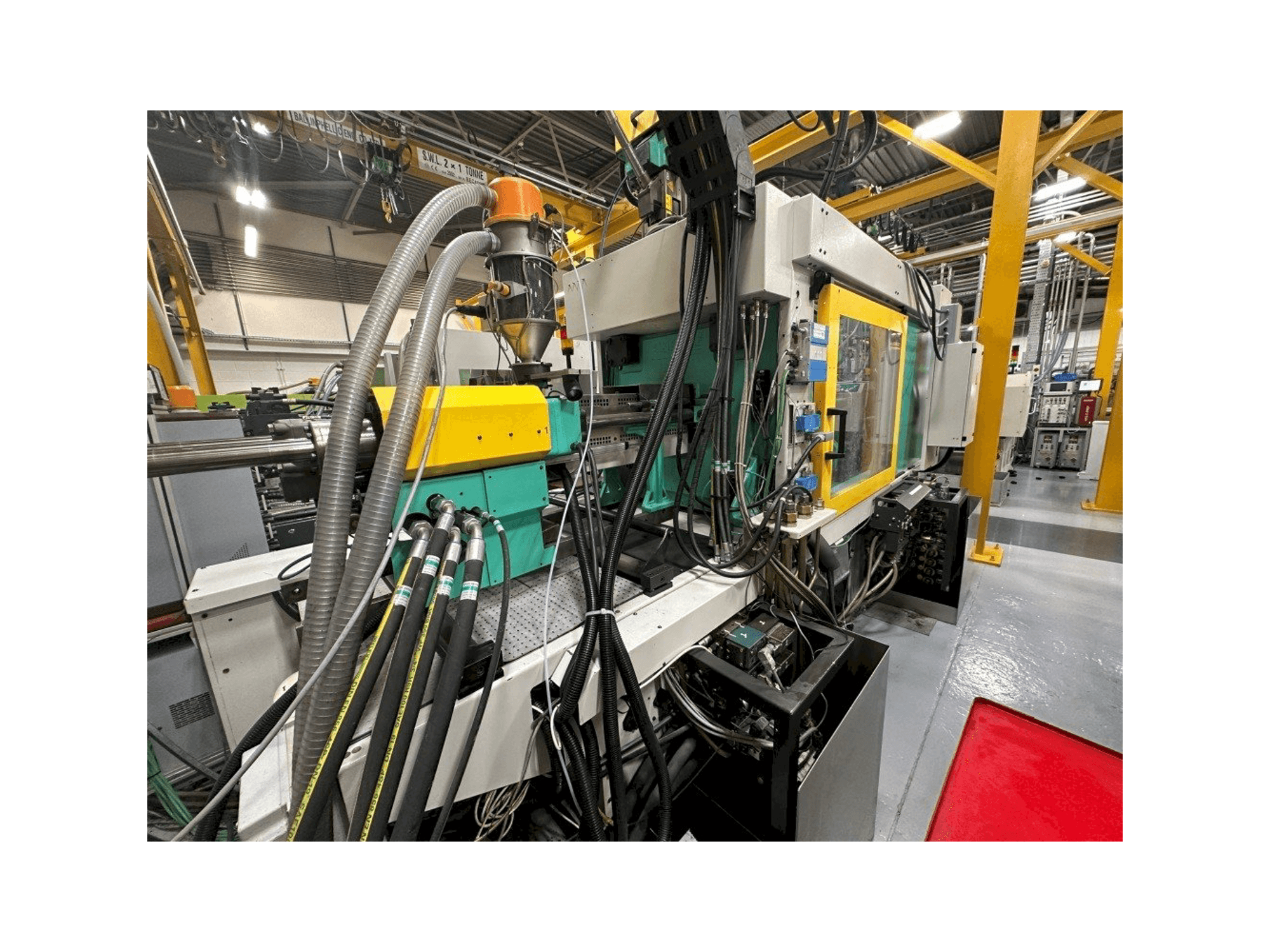 Vista laterale sinistra della macchina Arburg Allrounder 570C 2000 -350/150