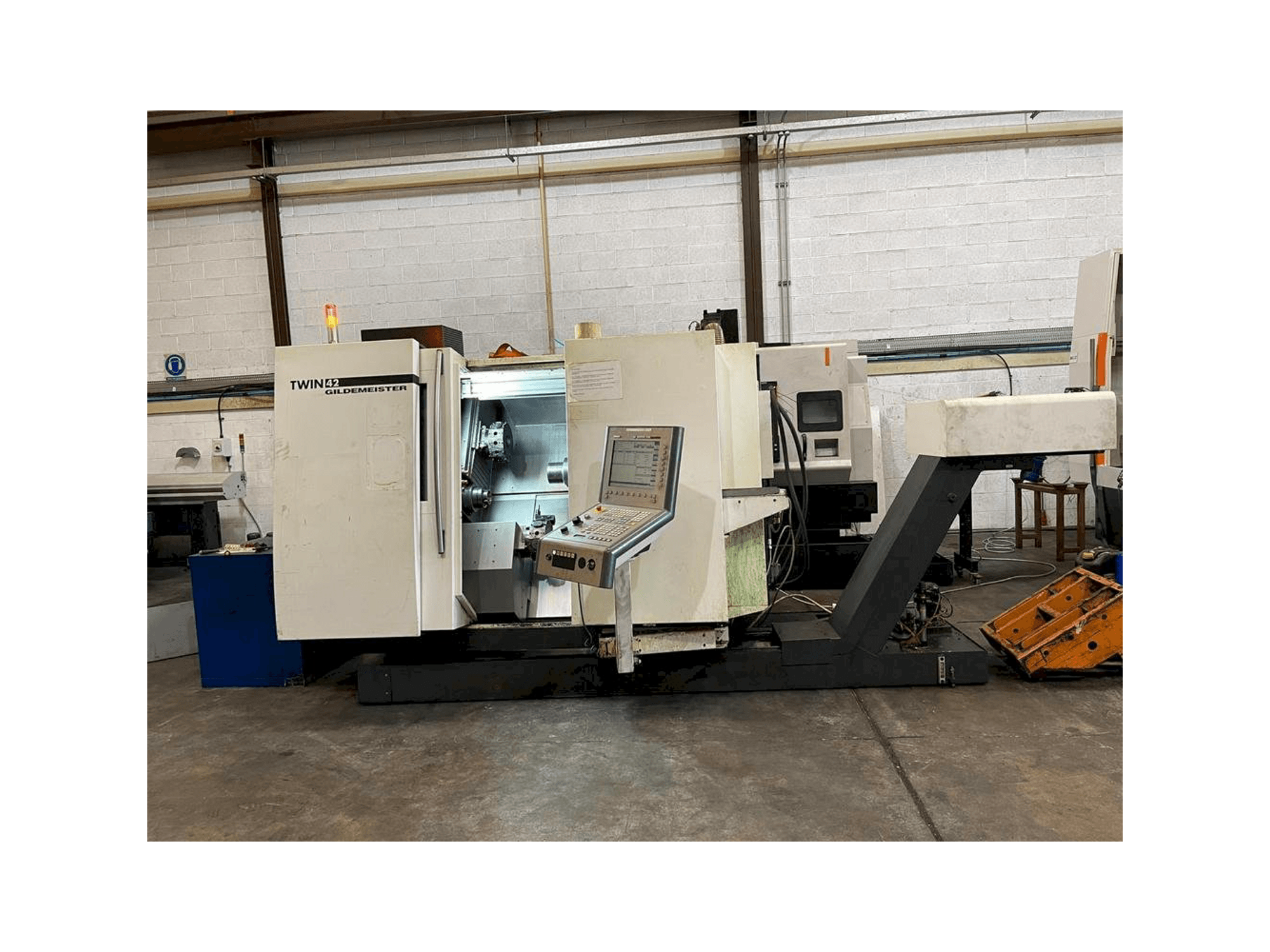 Vista frontale della macchina DMG GILDEMEISTER TWIN 42 Rg1