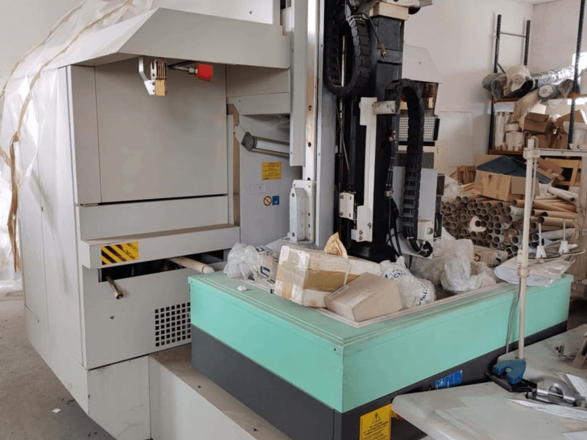 Macchina per elettroerosione a tuffo AGIE AGIETRON INTEGRAL 2, vista frontale, con pannello di controllo, tavolo di lavoro e ingombro circostante.