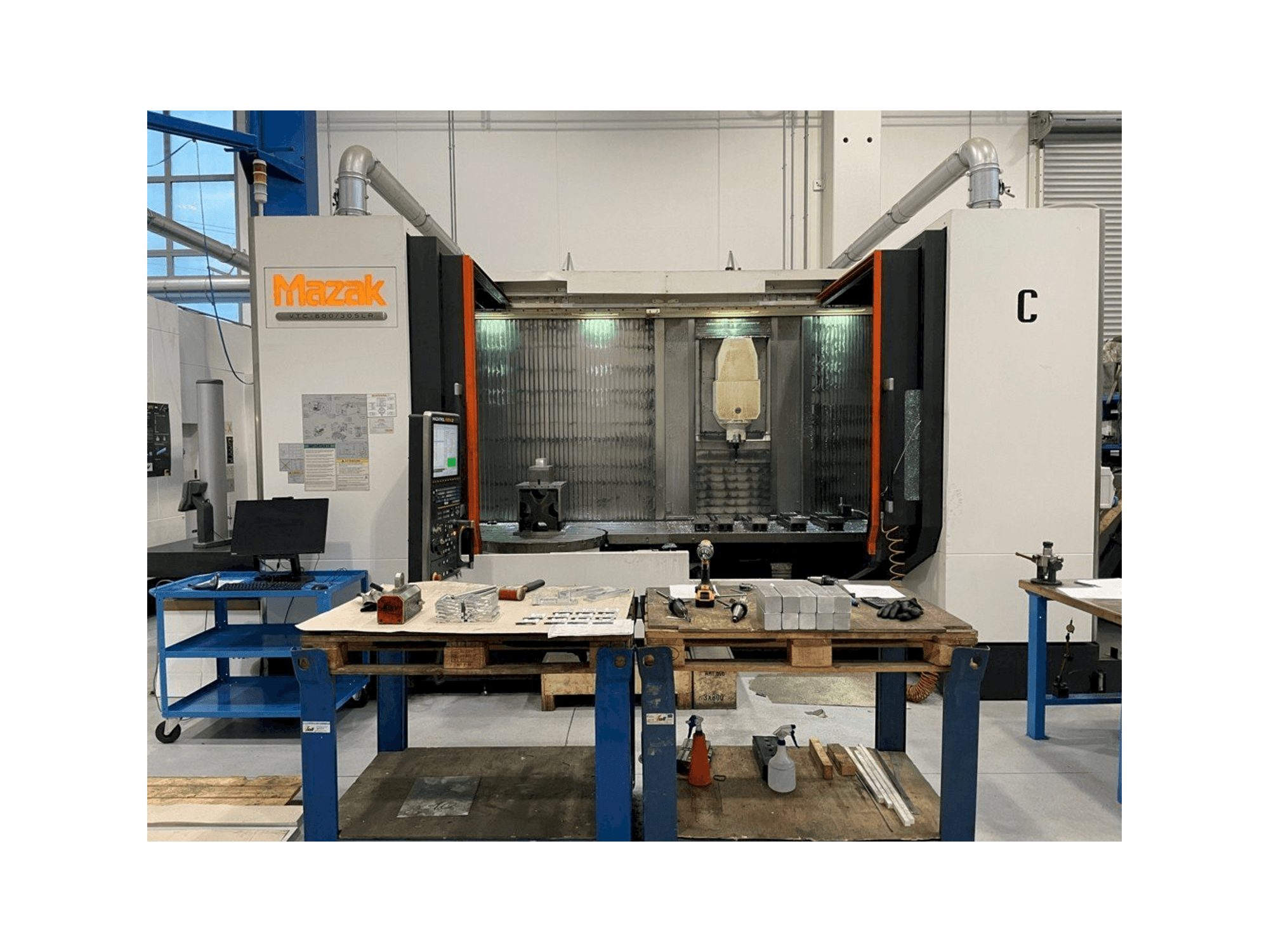 Vista frontale della macchina Mazak VTC 800/30 SLR