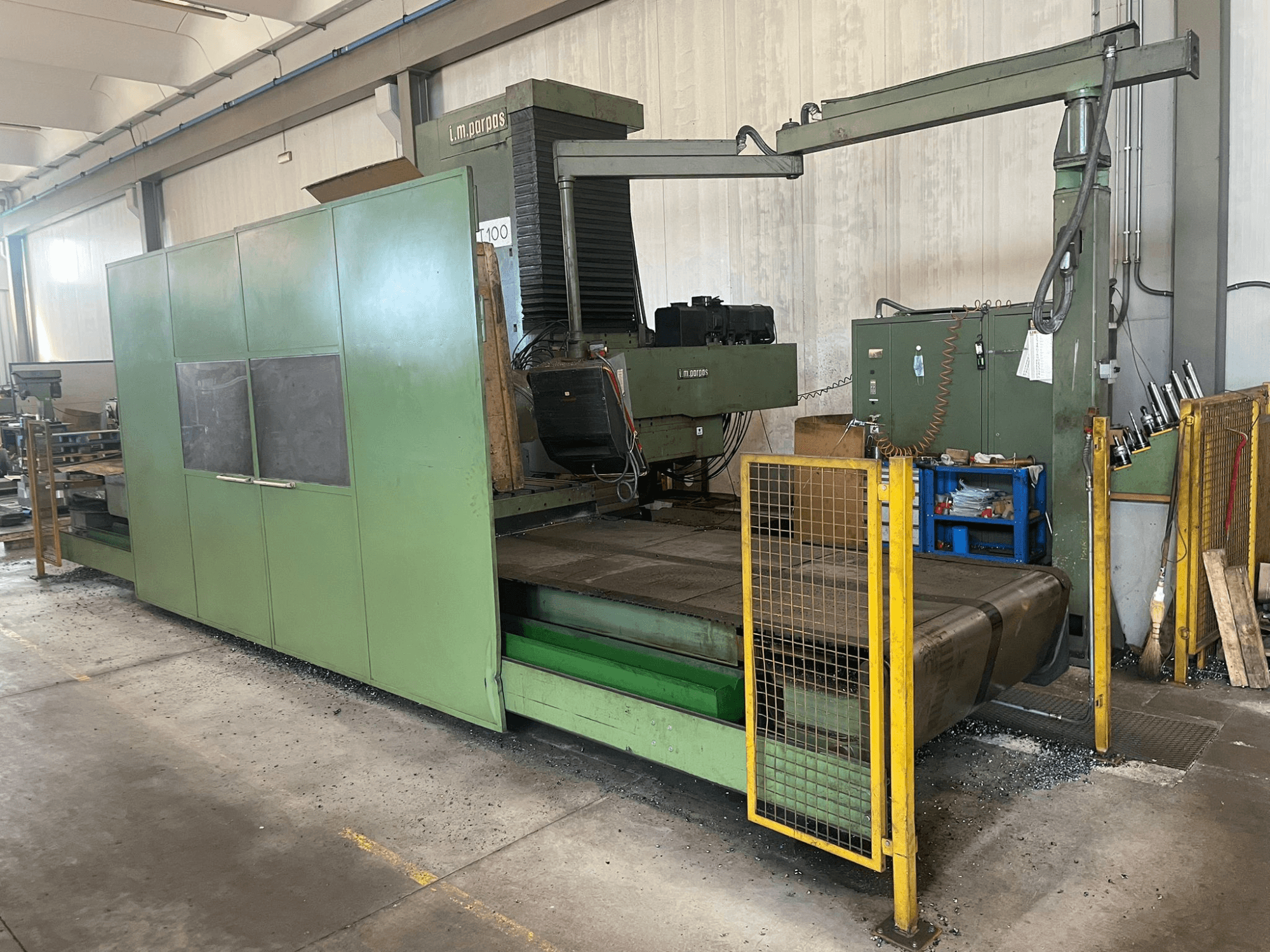 Grande fresatrice industriale verde con barriere di sicurezza, vista frontale, con etichetta del modello "l.m. parpas" e comandi visibili.