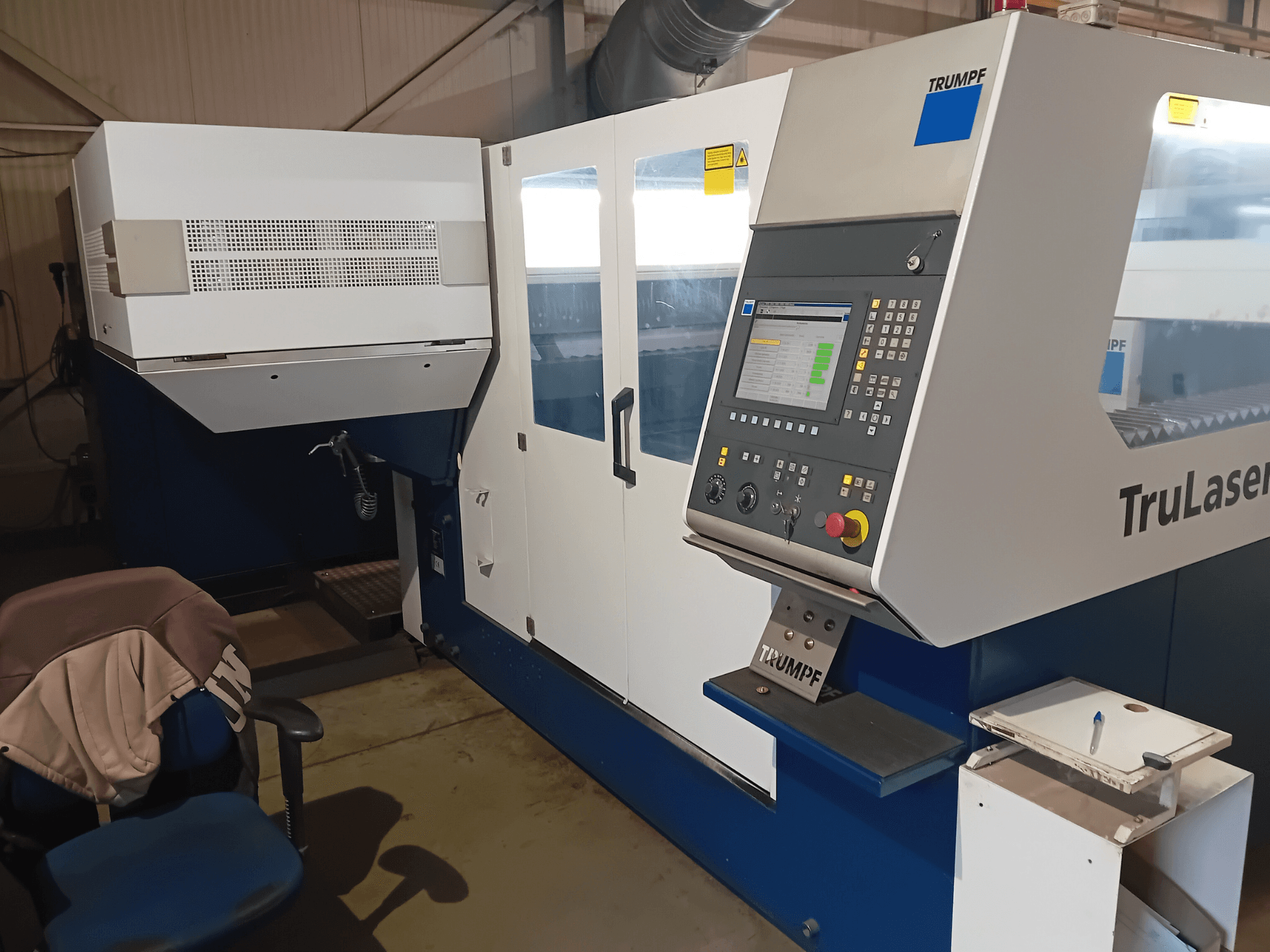 Macchina per il taglio laser a CO2 TRUMPF TruLaser 3030, vista frontale, con pannello di controllo e postazione operatore.