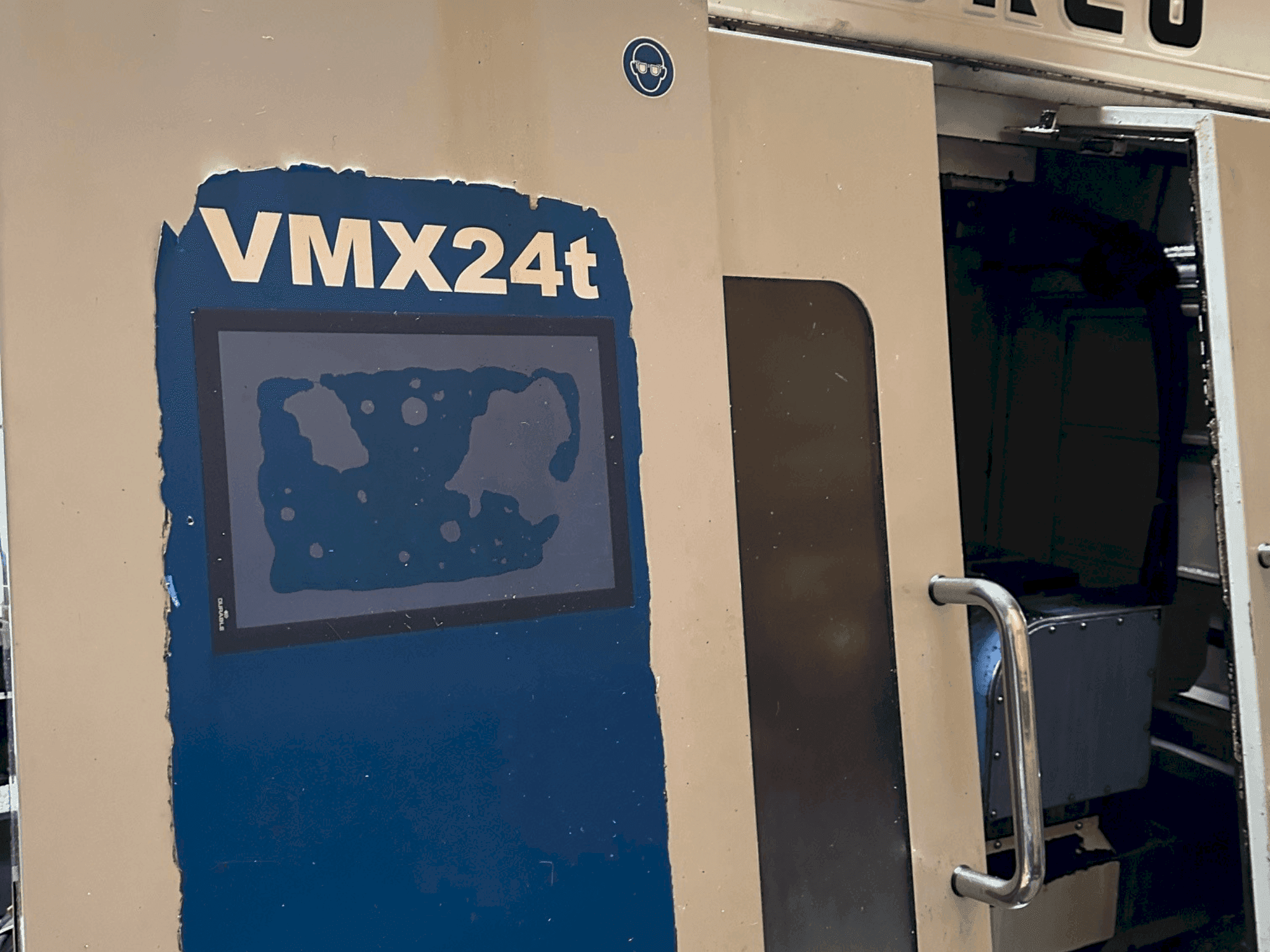 Vista frontale della macchina Hurco VMX24t