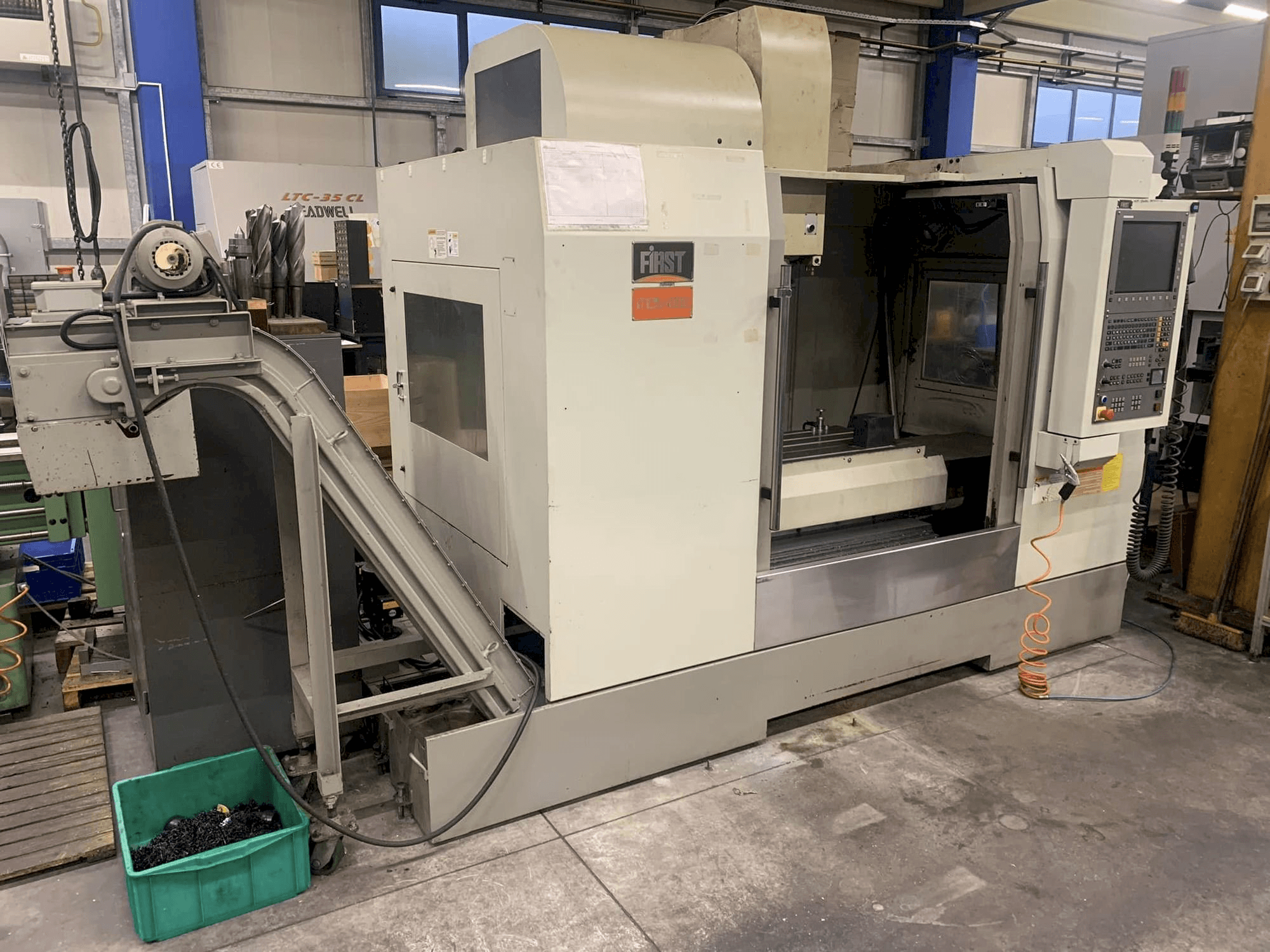 Vista frontale della macchina FIRST MCV 1000