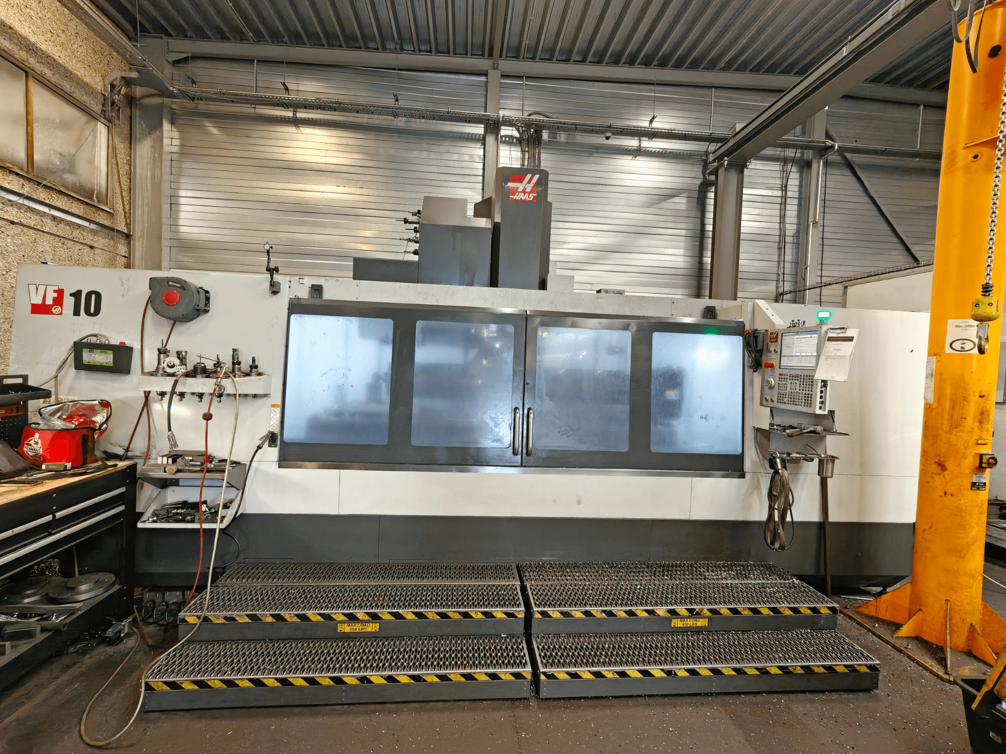 Centro di lavorazione verticale HAAS VF-10/50, vista frontale, con comandi per l'operatore e ampie finestre di osservazione.