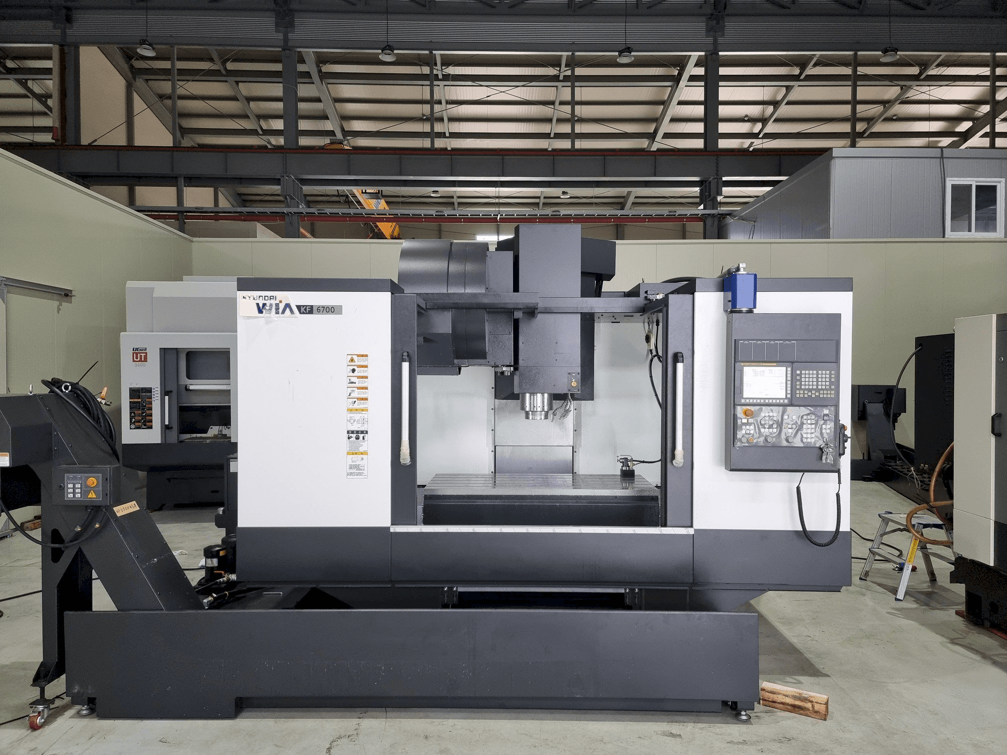 Vista frontale della macchina Hyundai Wia KF 6700