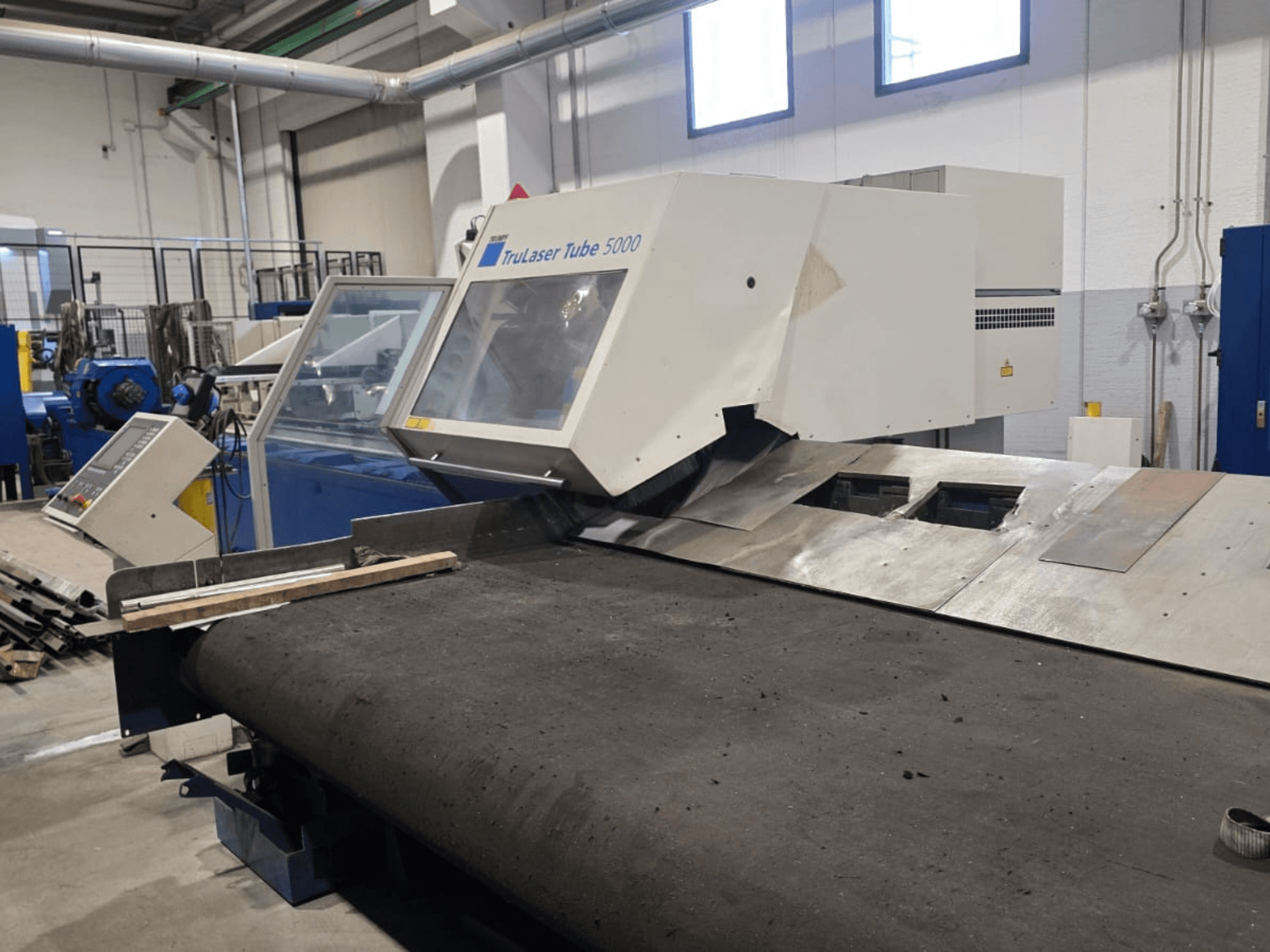 Macchina per il taglio di tubi TRUMPF LASERTUBE 5000, vista frontale, che mostra l'area di taglio e il pannello di controllo.