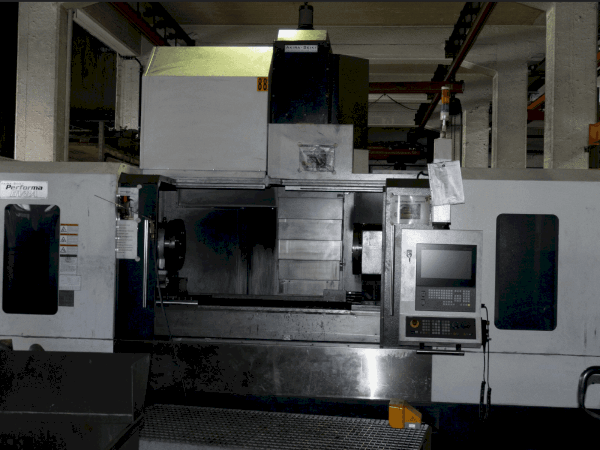 Vista frontale della macchina Akira Seiki Performa HV 8A