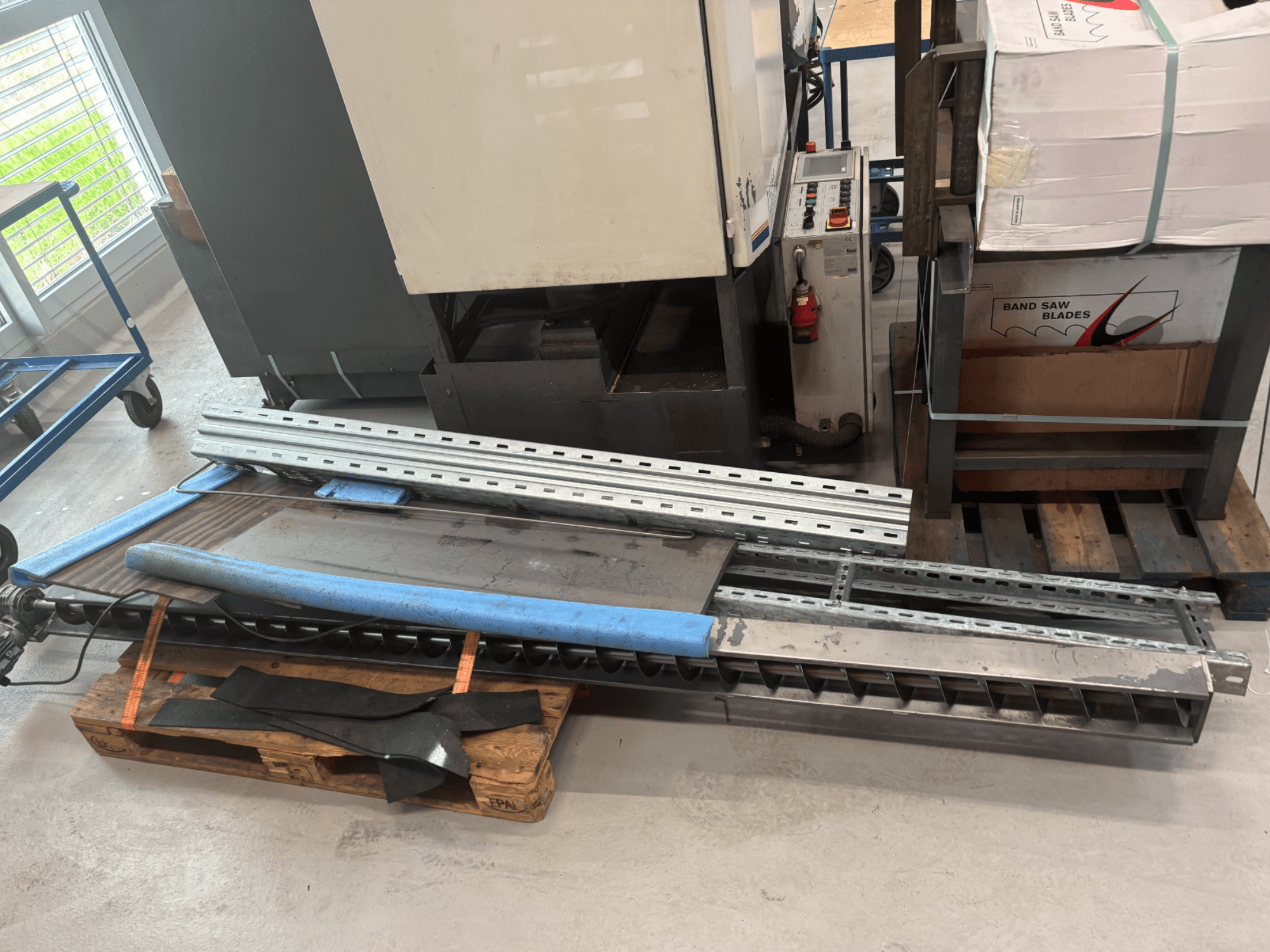 Sega a nastro BAUER SA 430 ZA esposta lateralmente, con struttura metallica e componenti su un pallet di legno.