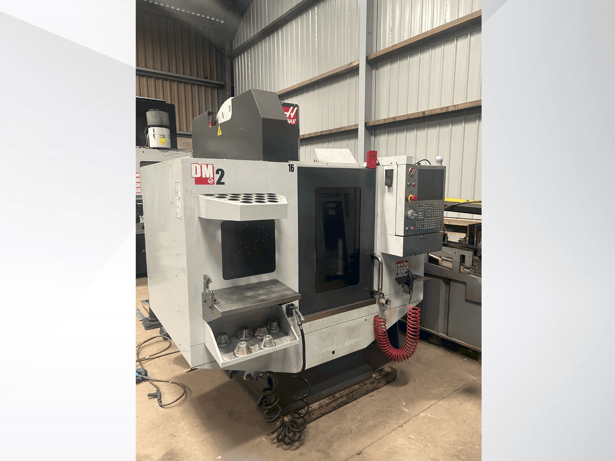 Vista frontale della macchina HAAS DM-2