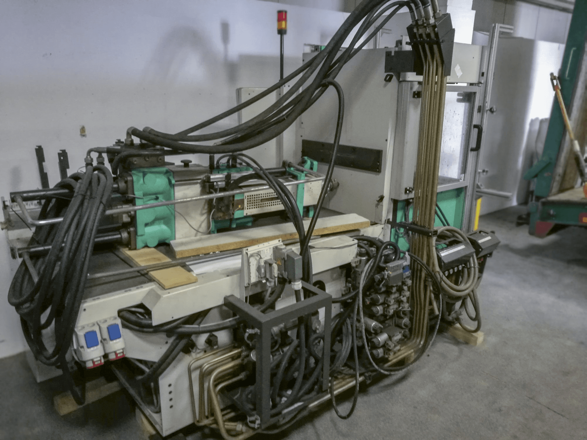 Vista frontale della macchina Arburg 420C 800-250