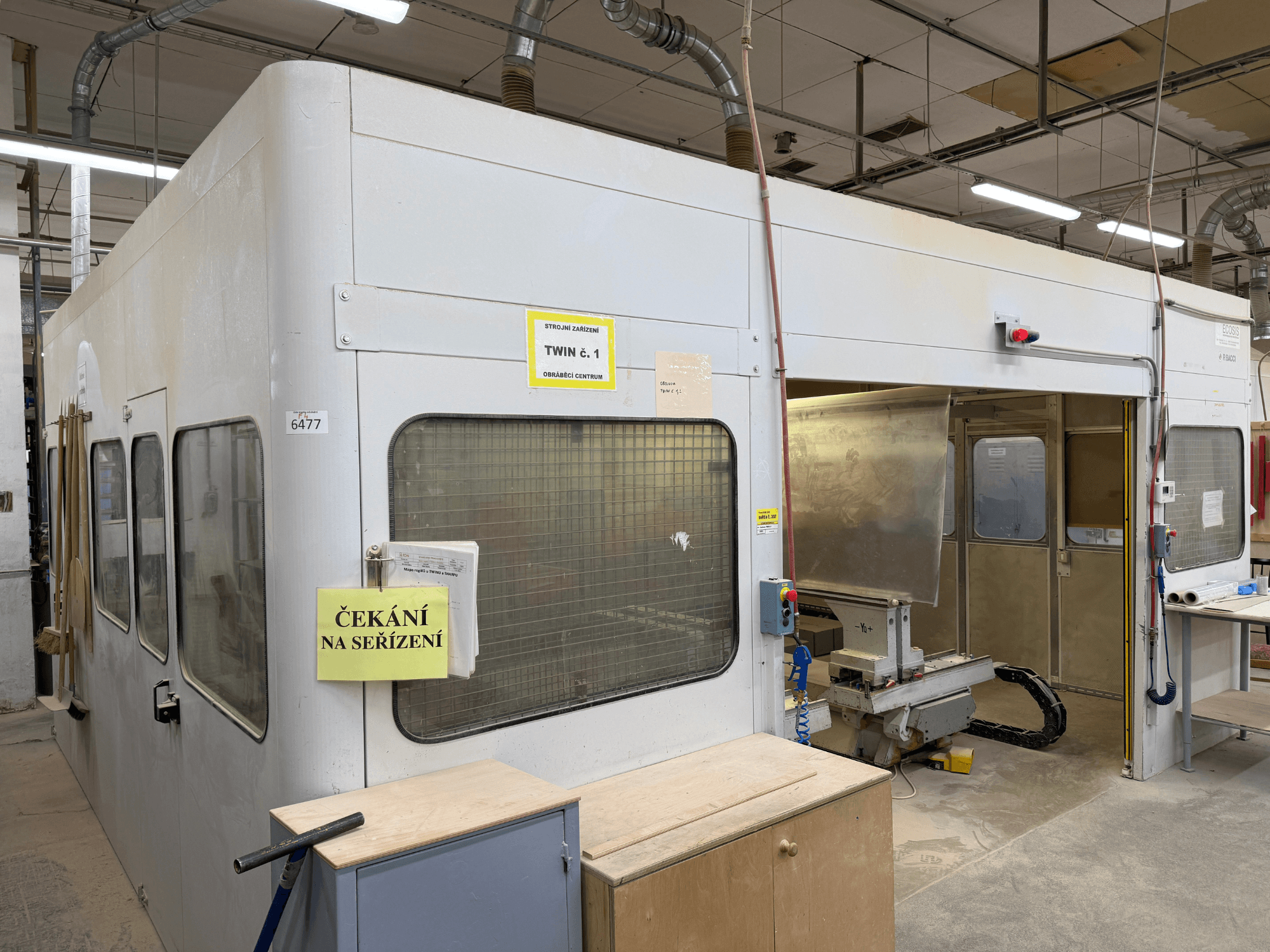 Centro di lavorazione del legno a CNC BACCI TWIN, vista frontale, con ampia postazione di lavoro e pannelli di controllo.