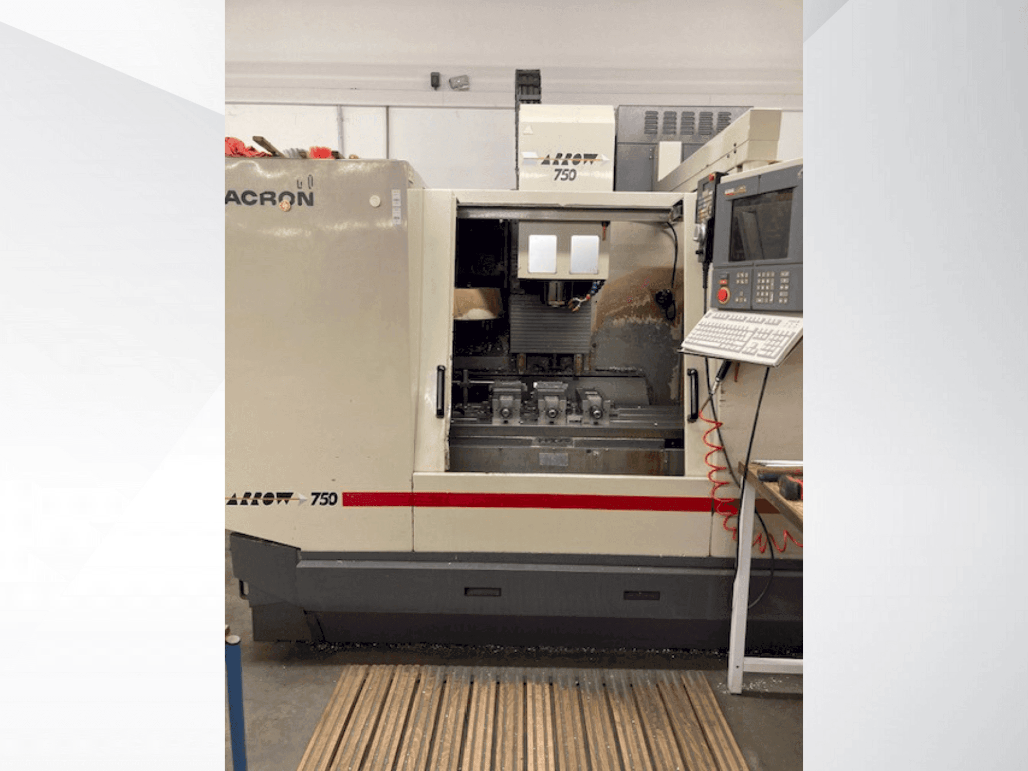 Vista frontale della macchina Cincinnati Milacron Arrow 750