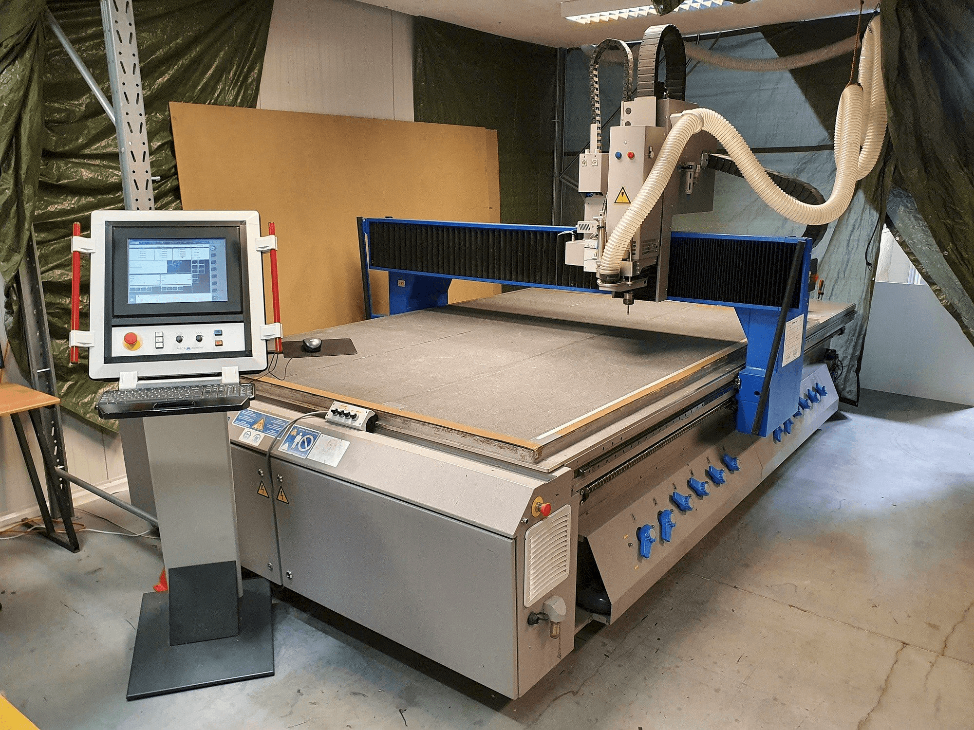 Vista frontale della macchina MECANUMERIC Mecapro PRO 3020