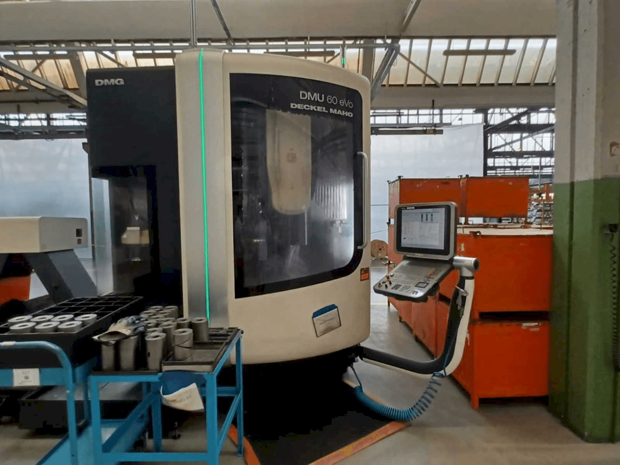 Vista frontale della macchina DMG MORI DMU 60 evo