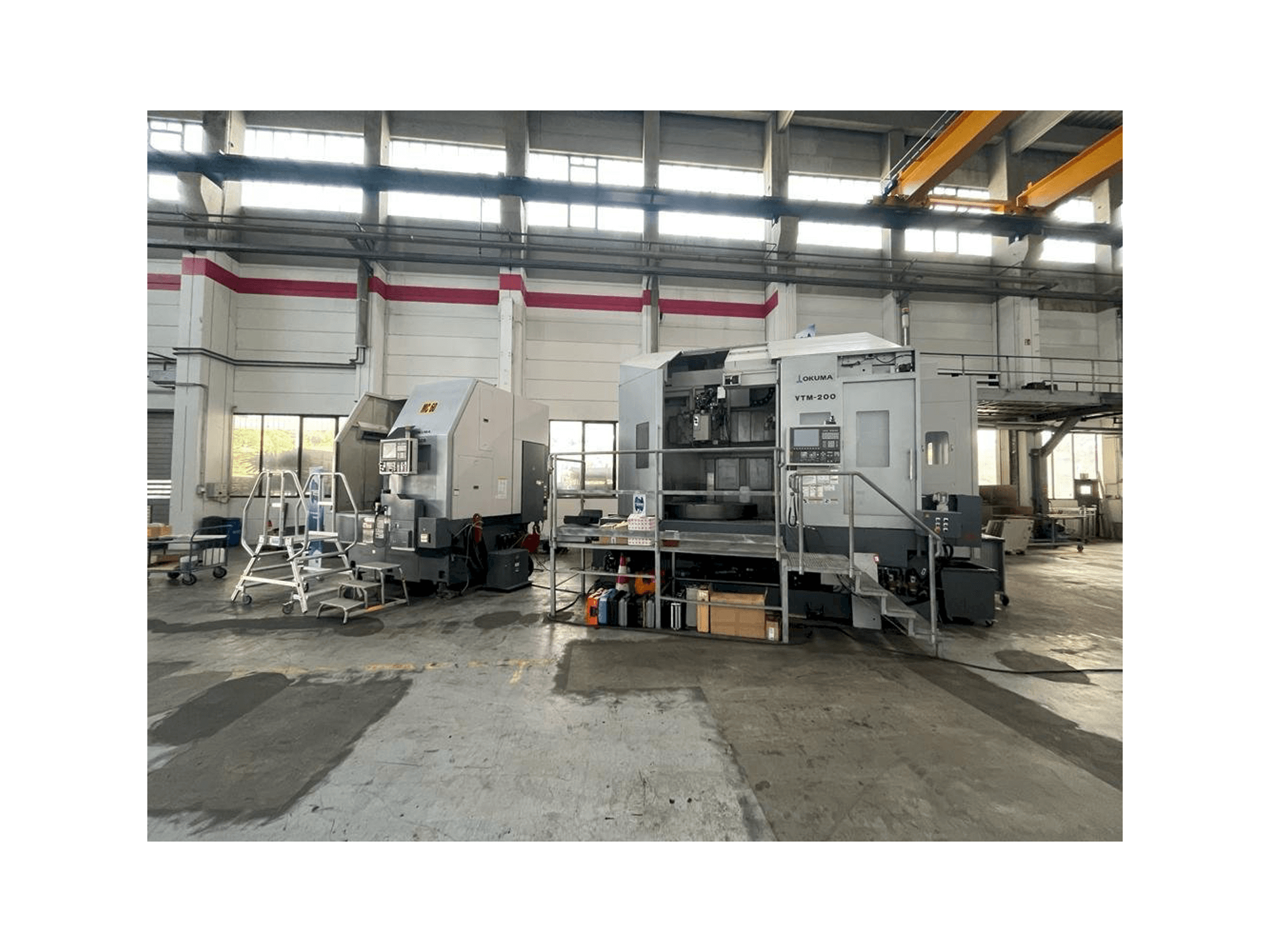 Vista frontale della macchina Okuma VTM-200 1ST